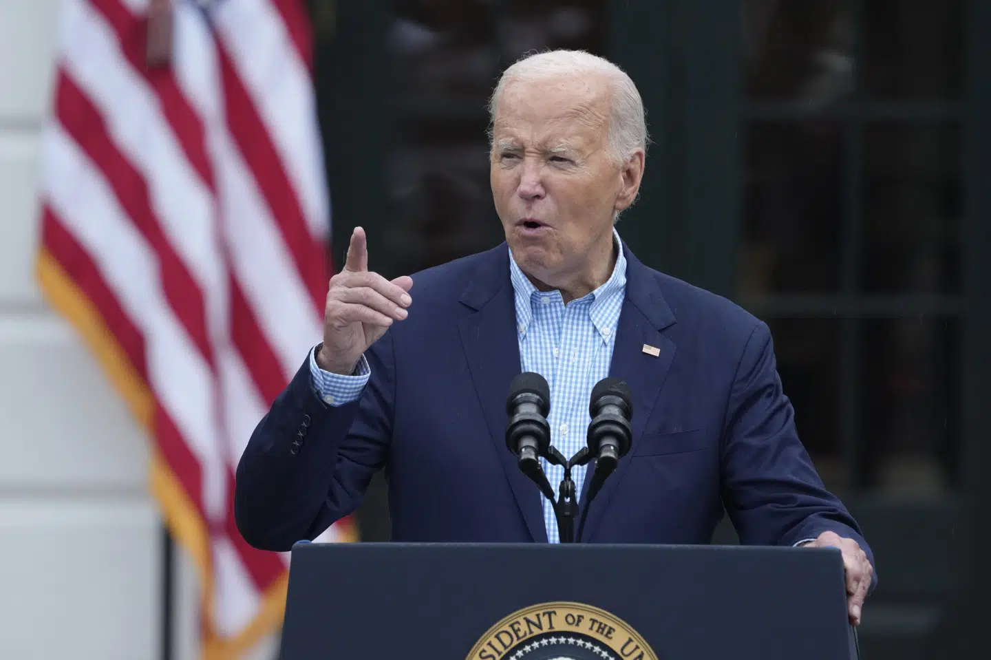 - Jeg går ingen steder, lyder det fra USA's præsident, Joe Biden, i en tale fra Det Hvide Hus torsdag.