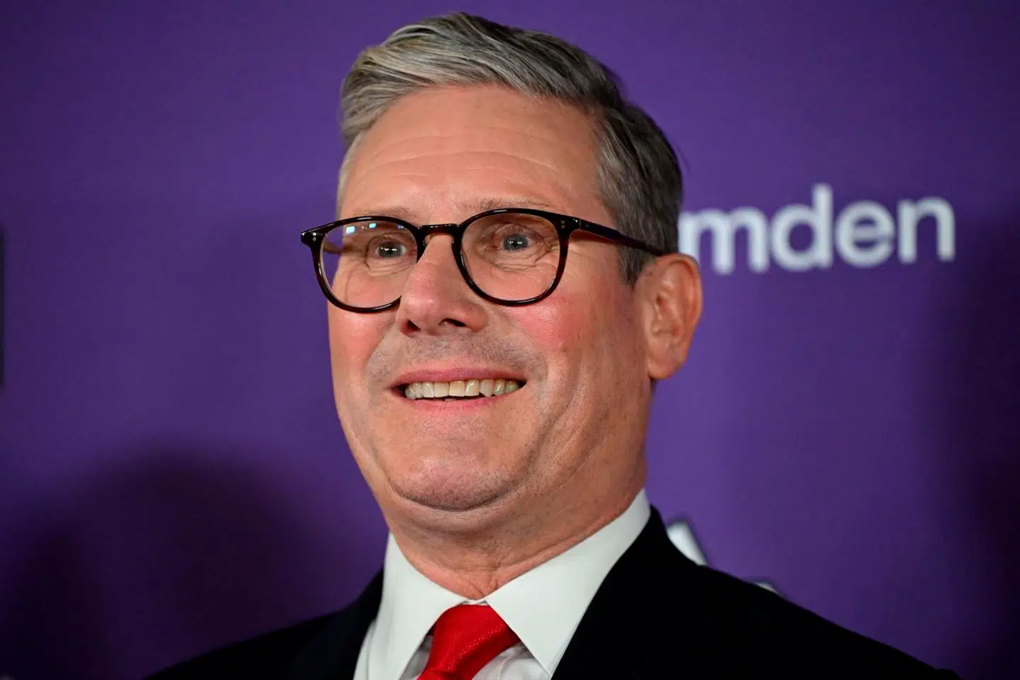 Briternes nye premierminister er labourlederen Keir Starmer, der vandt en knusende sejr ved parlamentsvalget.