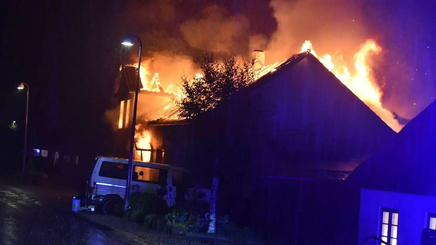 Et hus lidt ude for Felsted i Sydjylland stod torsdag aften ikke til at redde, efter en brand startet af et lynnedslag.