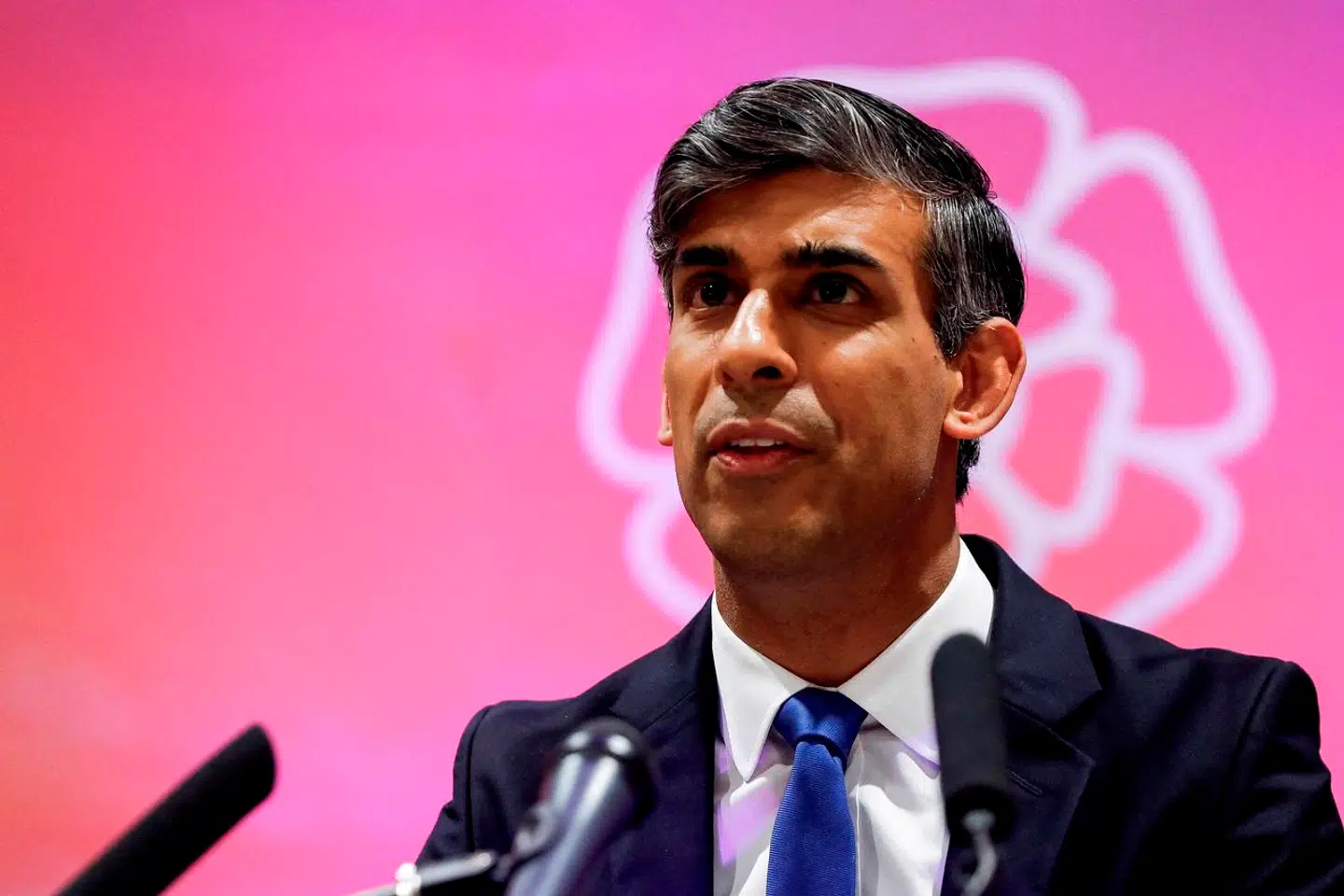 Til trods for at Rishi Sunak sikrer sit eget sæde, er han som leder for Det Konservative Parti valgets helt store taber.