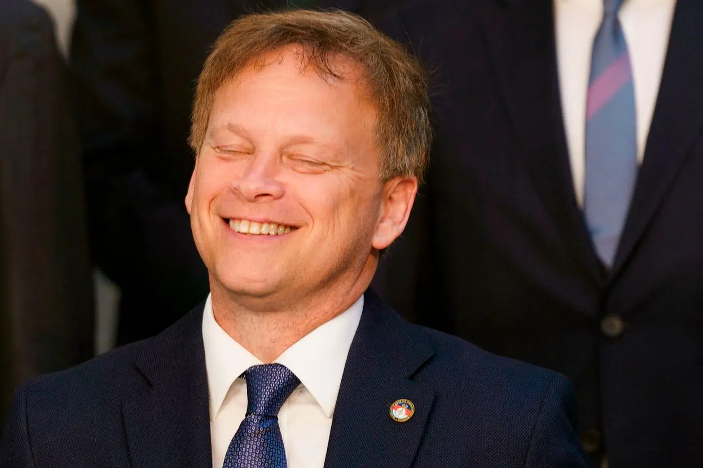 Forsvarsministeren ryger ud af parlamentet.