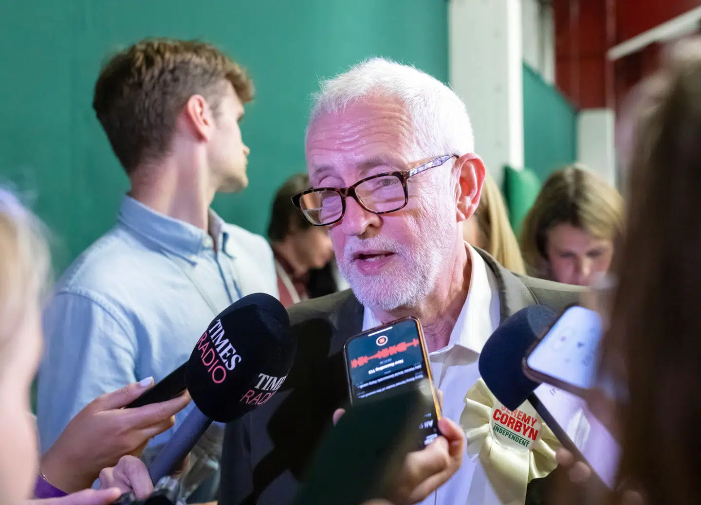 Jeremy Corbyn vandt mandatet i sin kreds over Labours kandidat.