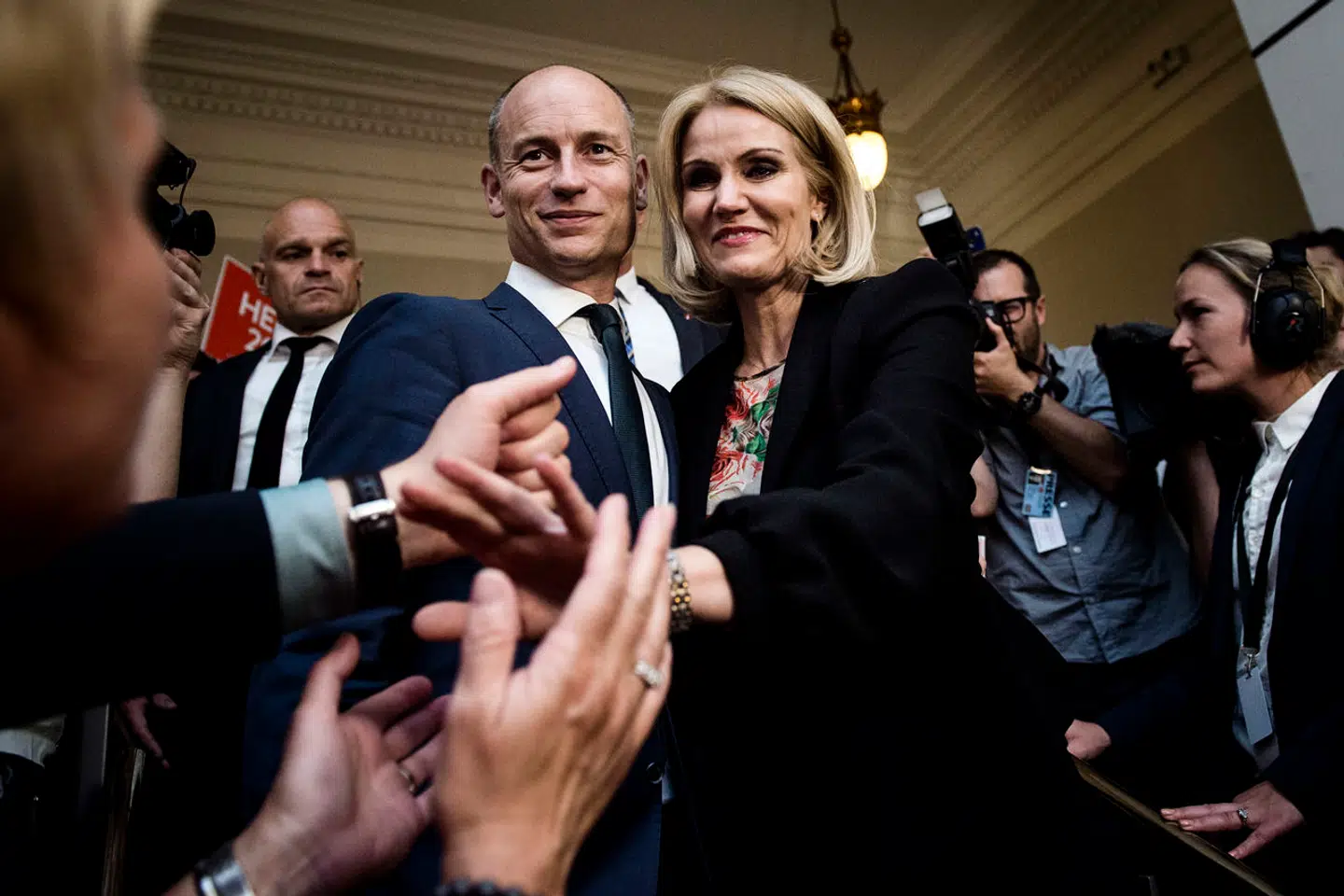 Stephen Kinnock sikrede sit mandat endnu engang. Her afbilledet med sin hustru Helle Thorning-Schmidt til valgfest på Christiansborg.