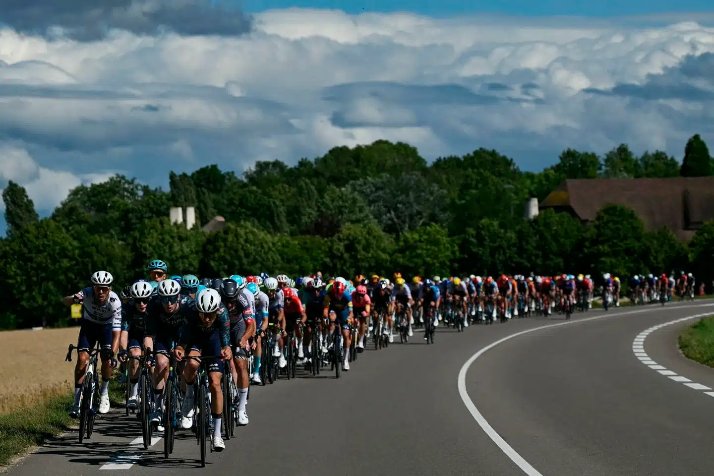 Det handler om hele tiden at sidde »fremme i feltet« blandt de 40-50 forreste og hele tiden kunne køre med, når de kører, siger den tidligere cykelrytter Lars Bak om dagens etape.