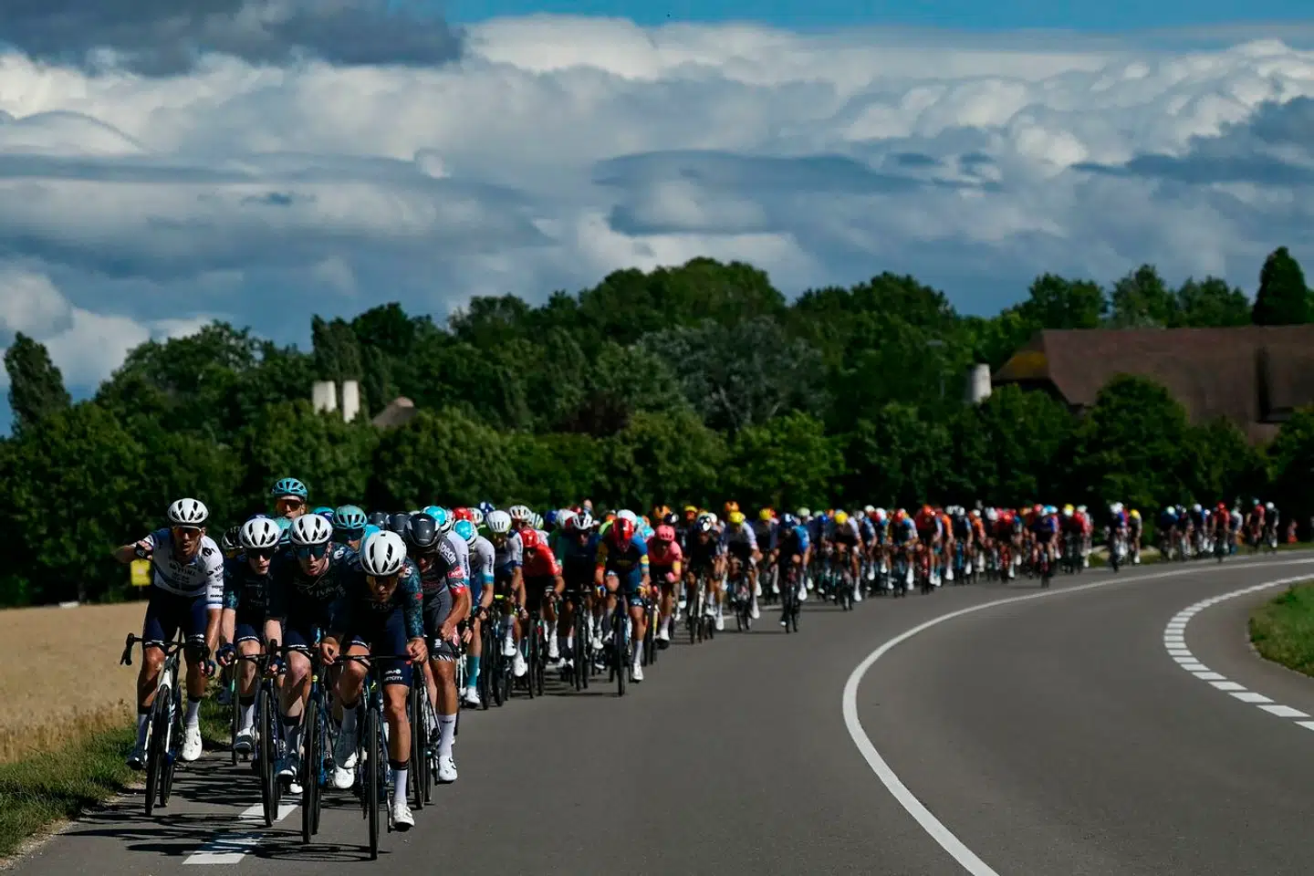 Det handler om hele tiden at sidde »fremme i feltet« blandt de 40-50 forreste og hele tiden kunne køre med, når de kører, siger den tidligere cykelrytter Lars Bak om dagens etape.