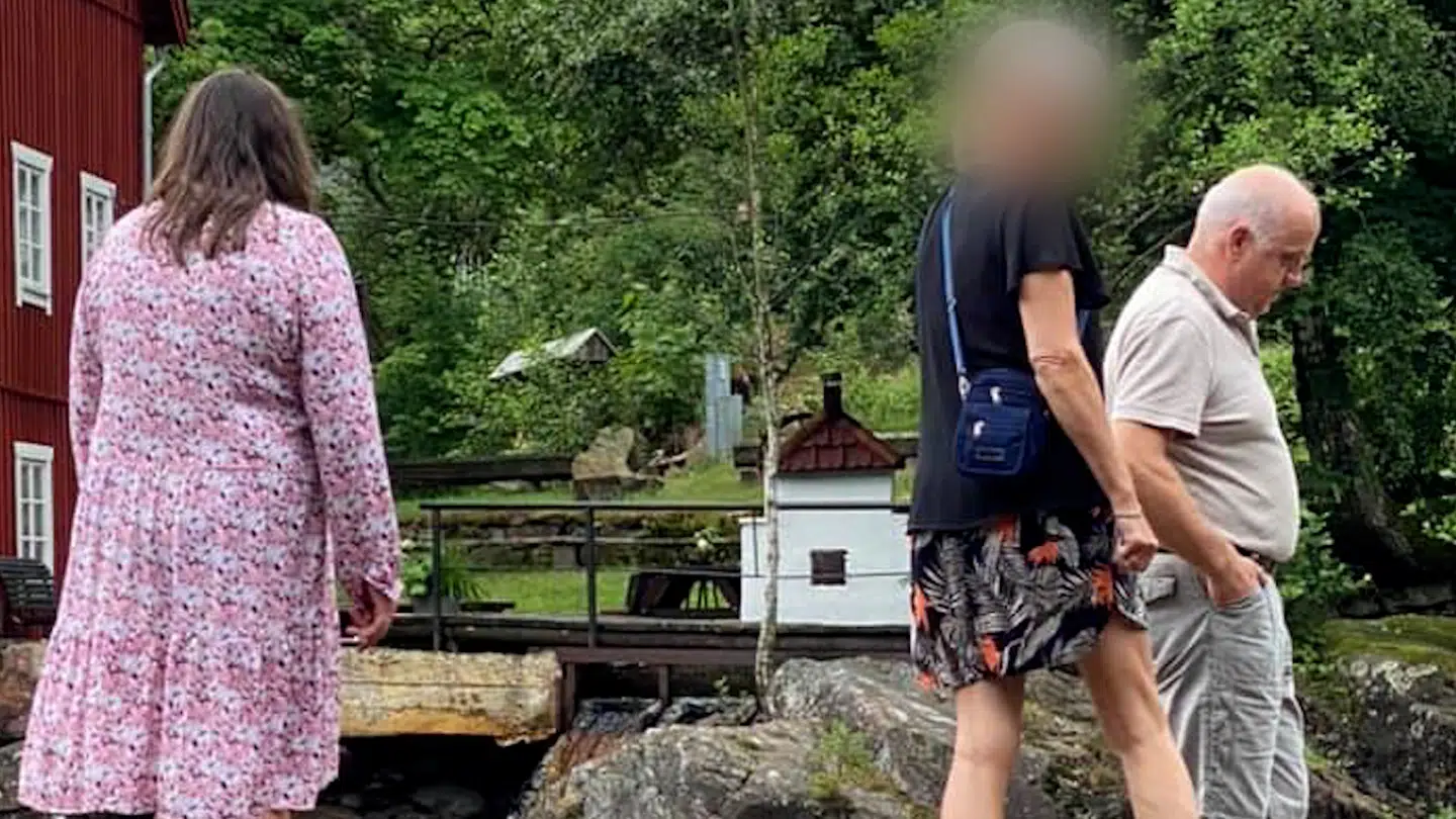 Sorø-borgmester Gert Jørgensen og partifællen Peter Nygaard kender hinanden godt. Gert Jørgensen har blandt andet taget dette billede, da han i juli 2021 besøgte Peter Nygaard (helt til højre) i hans sommerhus i Sverige.