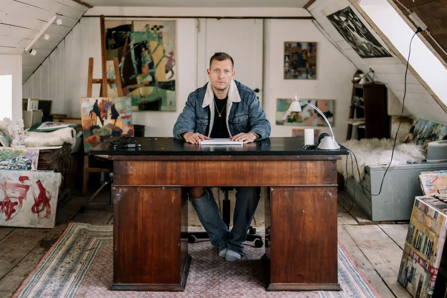 Den danske manuskriptforfatter og filminstruktør Tobias Lindholm holder ferie i Danmark – men arbejder fortsat på sin kommende amerikanske tv-serie.