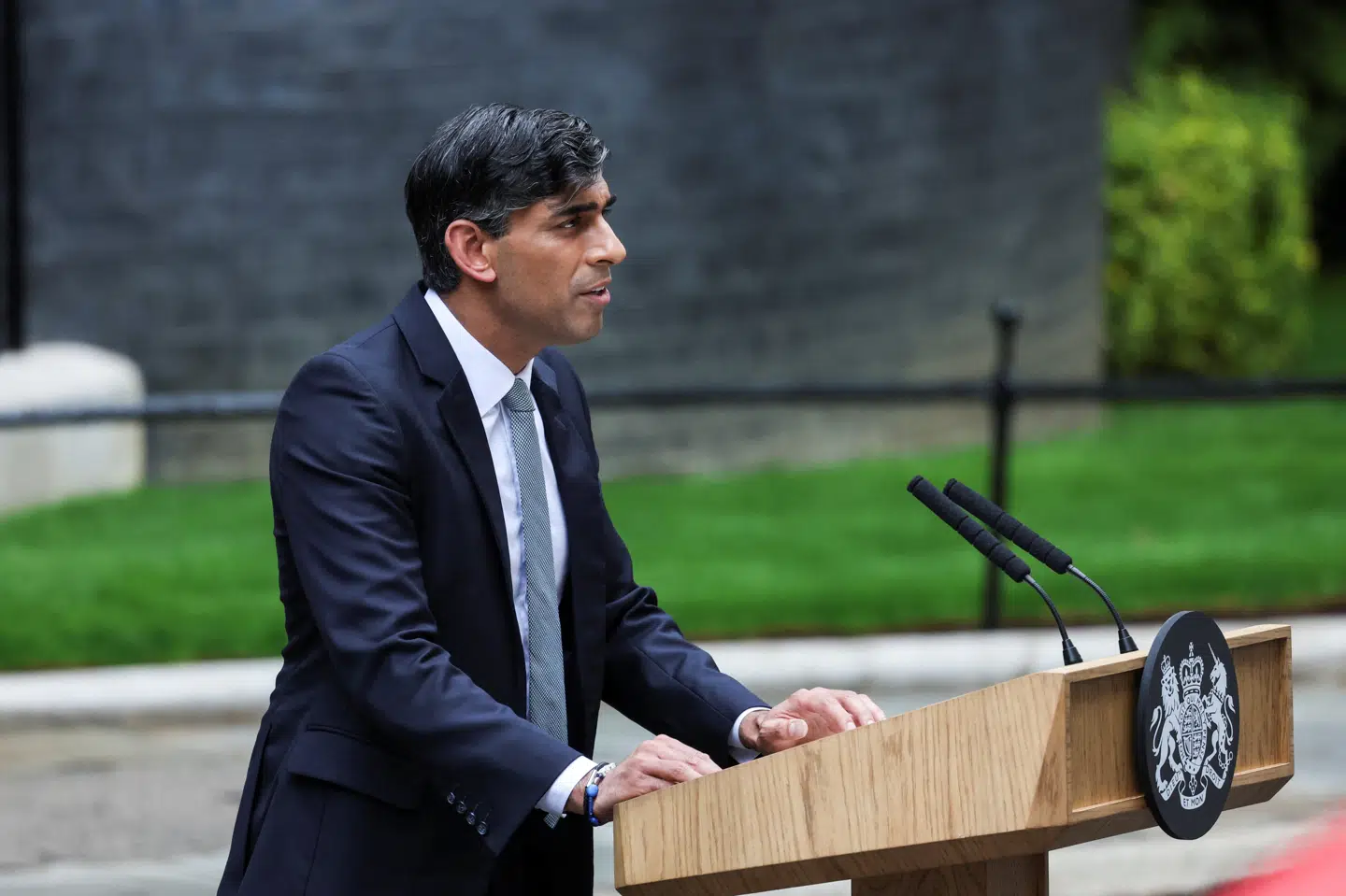 Rishi Sunak træder både tilbage som premierminister og partileder for Det Konservative Parti, fortæller han fredag formiddag i en tale foran Downing Street 10.