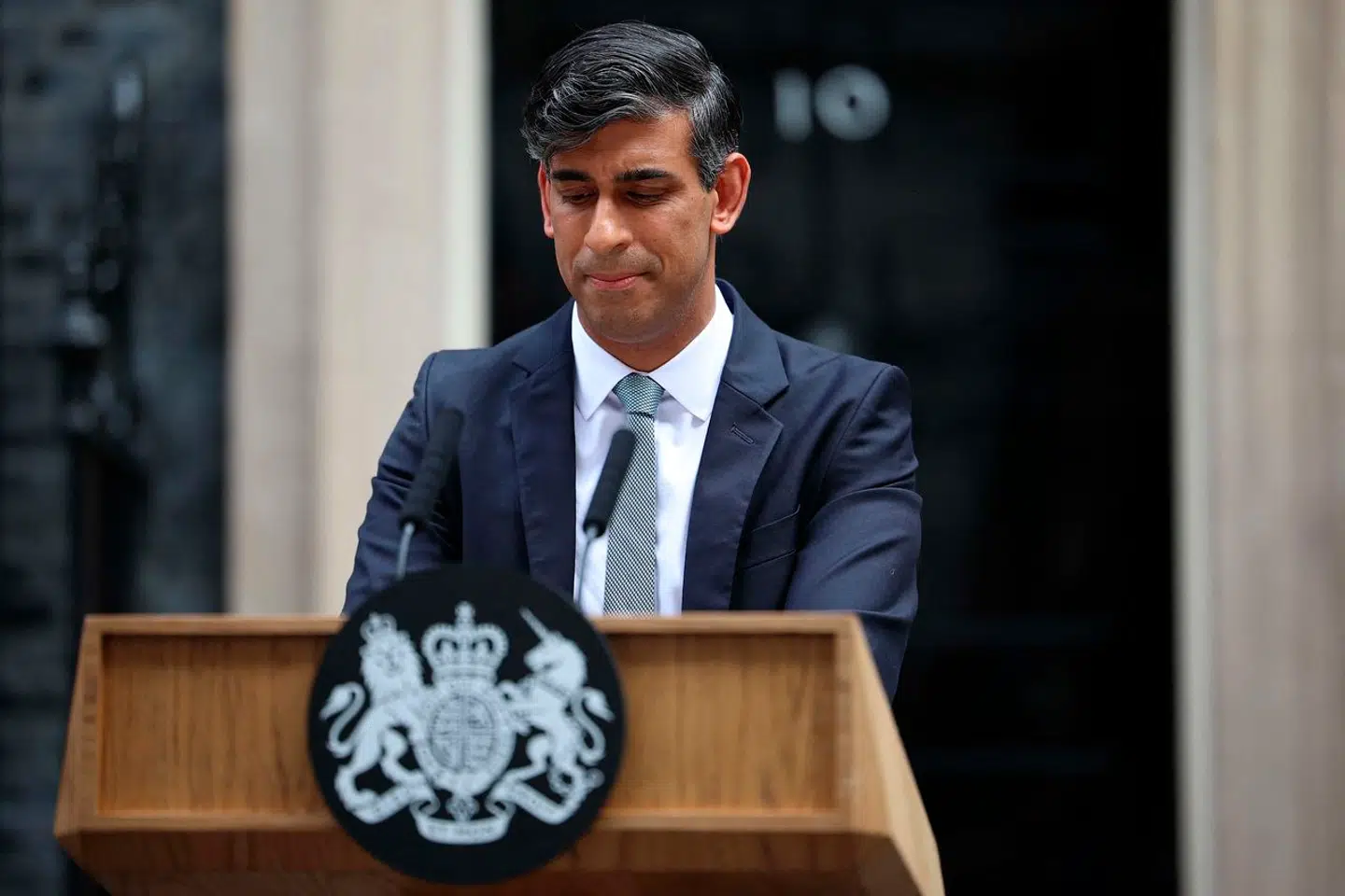 Den afgående premierminister Rishi Sunak meddelte fredag formiddag i en tale uden for Downing Street 10, at han træder tilbage som leder af Det Konservative Parti som følge af det historisk dårlige valgresultat.