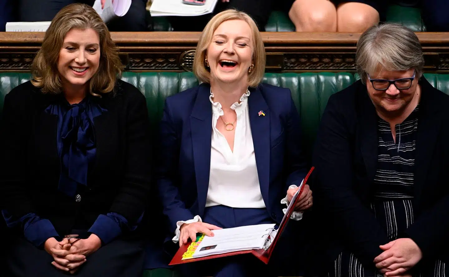 Hverken Penny Mordaunt (til venstre) eller den tidligere premierminister Liz Truss (i midten) kan blive valgt som Det Konservative Partis nye formand, da ingen af dem har genvundet deres valgkredse.