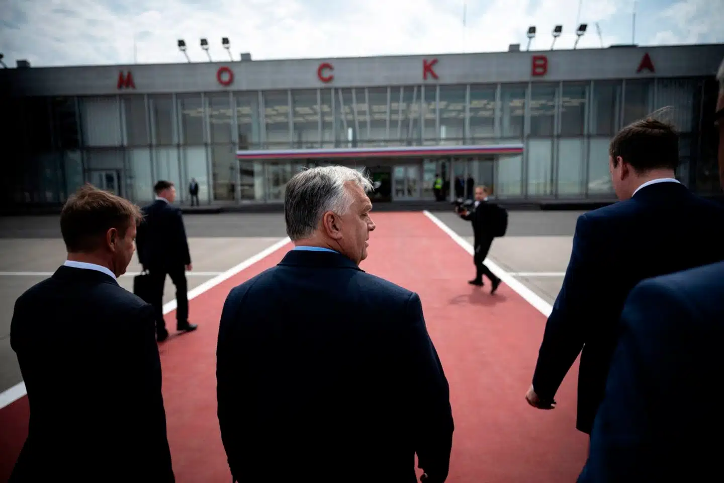 Det var først, da han landede i Moskva fredag formiddag, at Ungarns premierminister, Viktor Orbán, officielt bekræftede, at han skulle mødes med Ruslands præsident Putin for at tale om fred i Ukraine. Besøget er blevet til på Ungarns initiativ.