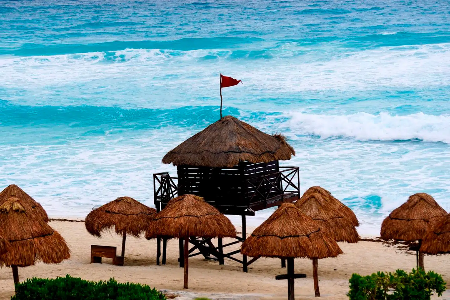 Militæret har været med til at tømme strandene på Mexicos Yucatán-halvø for gæster for derefter at spærre dem af. Fredag morgen lokal tid ramte orkanen.