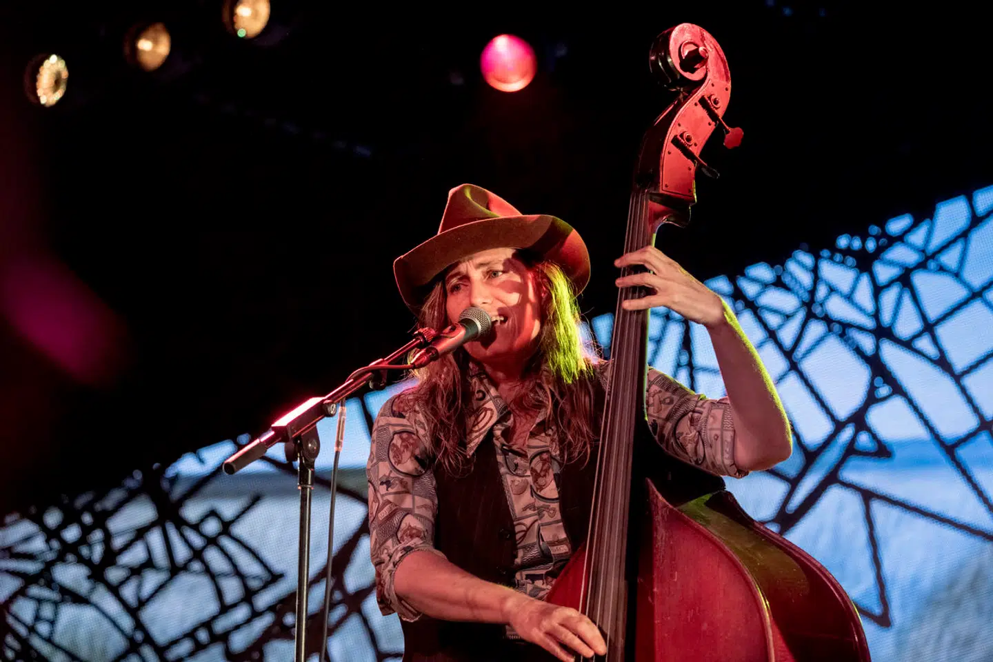 Iført gulvbas og cowboyhat spillede den amerikanske countrykvinde, Melissa Carper, en seksstjernet fredagskoncert på Roskilde Festival.