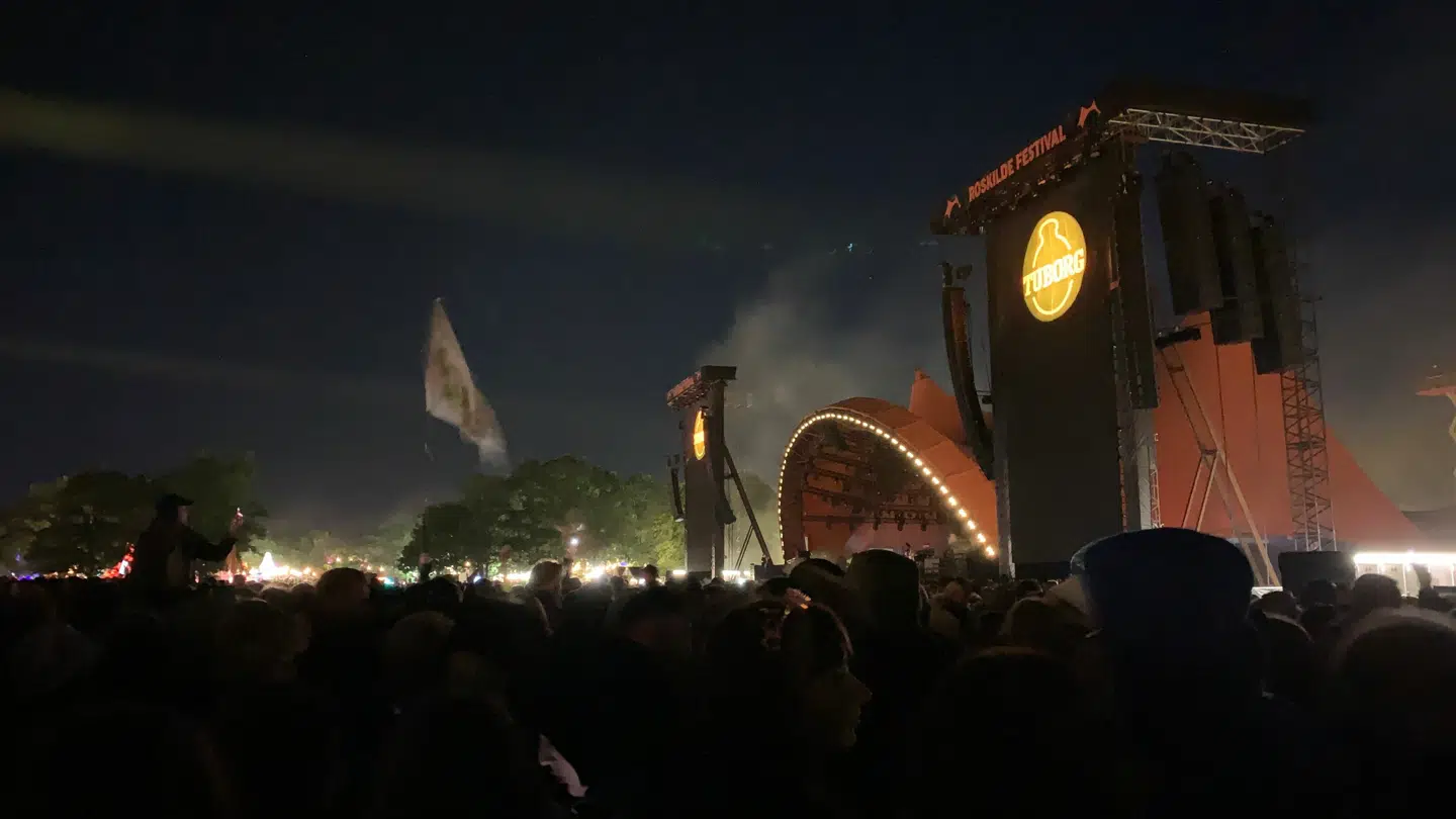 Gilli spillede i cirka fem kvarter. Koncerten startede klokken 01:00.