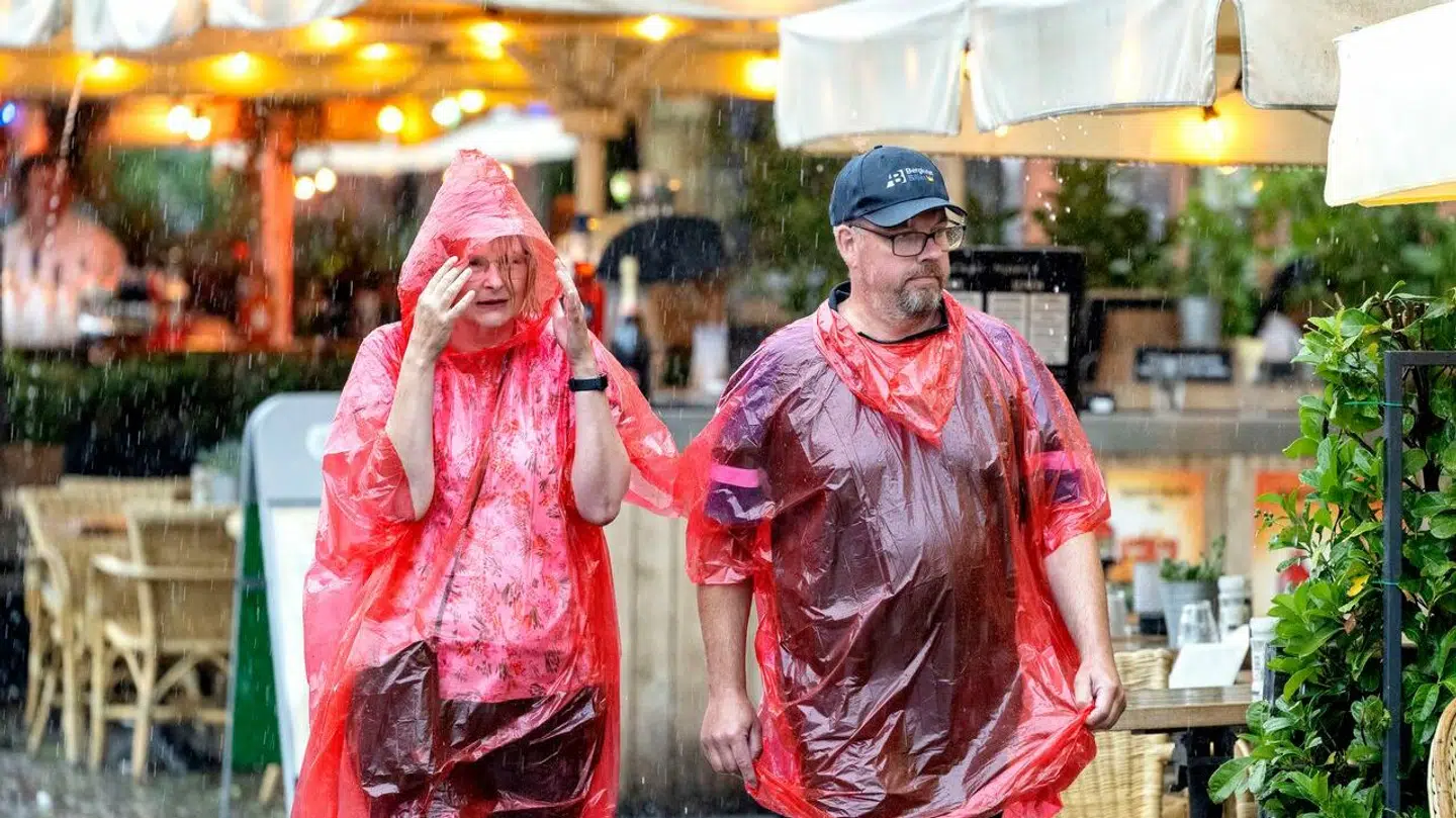 Det kedelige sommervejr fortsætter – nu med skybrud flere steder i landet. Her er det turister i Nyhavn der trodser regnen.