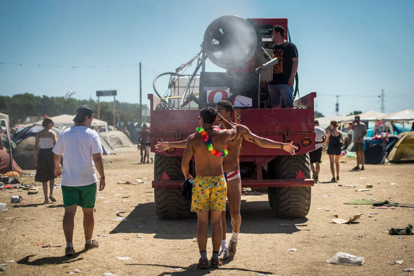 Roskilde Festival 2018 var så varm og tør, at festivalen selv forsøgte at skabe regndråber på pladsen.