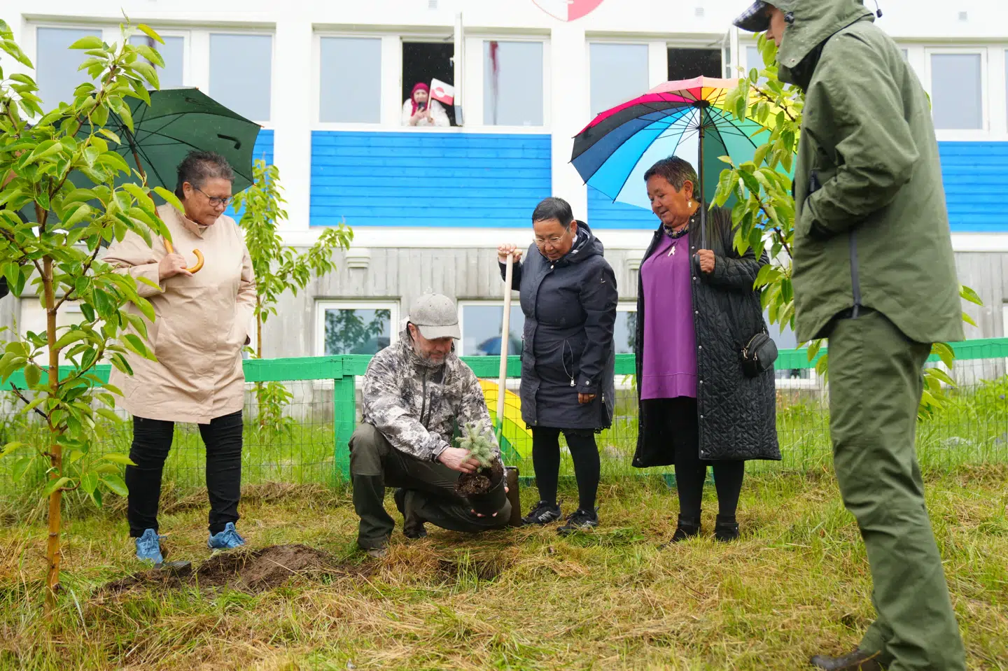 Kong Frederik og dronning Mary var lørdag formiddag med til at plante et træ i Narsaq i det sydlige Grønland.