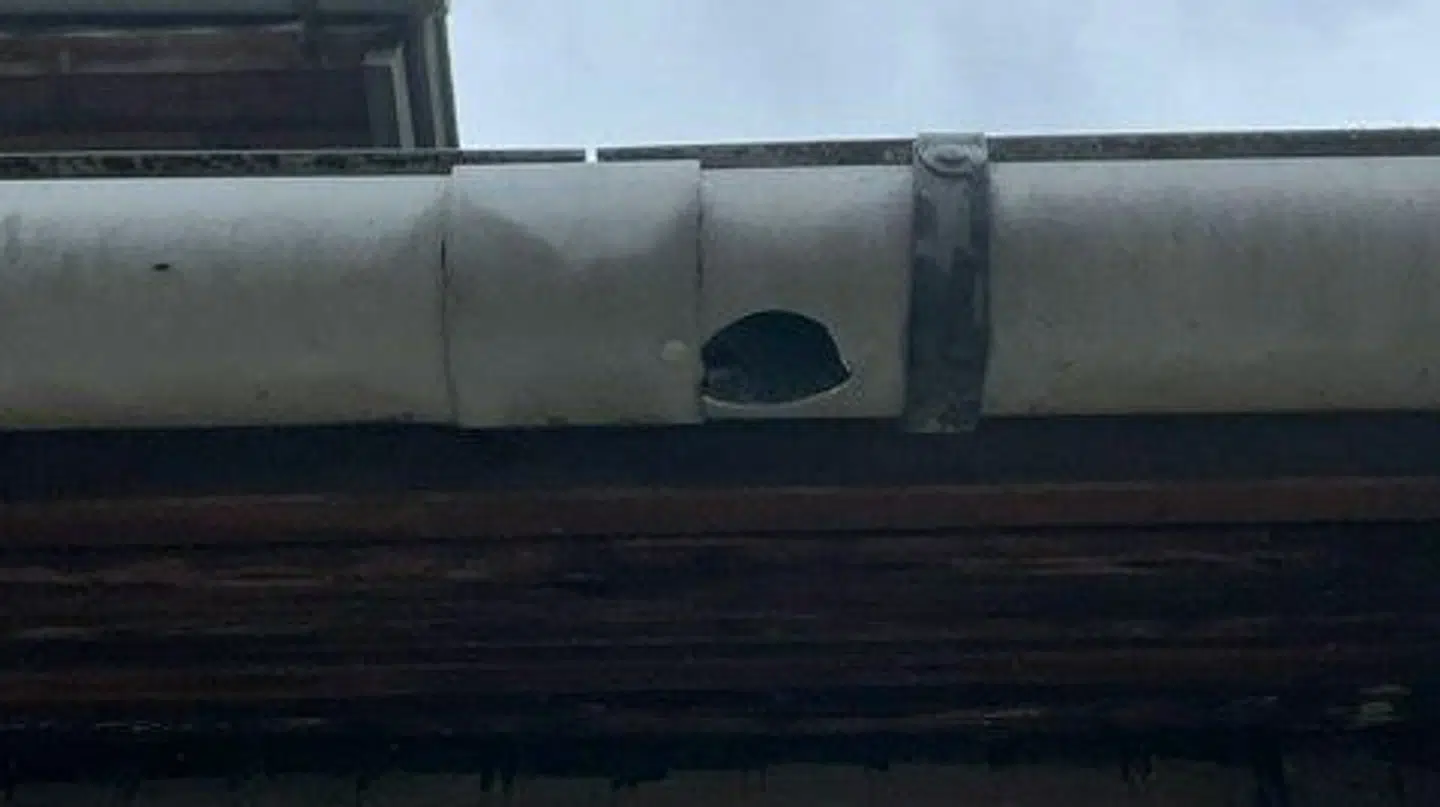 Karsten Aagaard havde et ordentligt hul i tagrenden efter haglvejret.