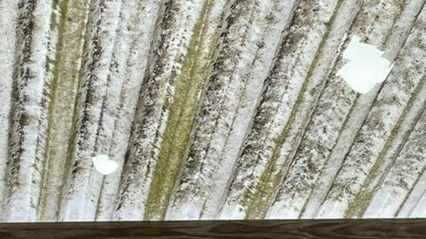 Et hul i naboens carport.