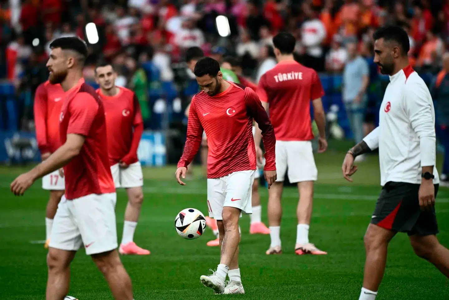 Til kvartfinalen mod Holland må Tyrkiet undvære tre spillere med karantæne – Merih Demiral for en kontroversiel ulvehilsen.