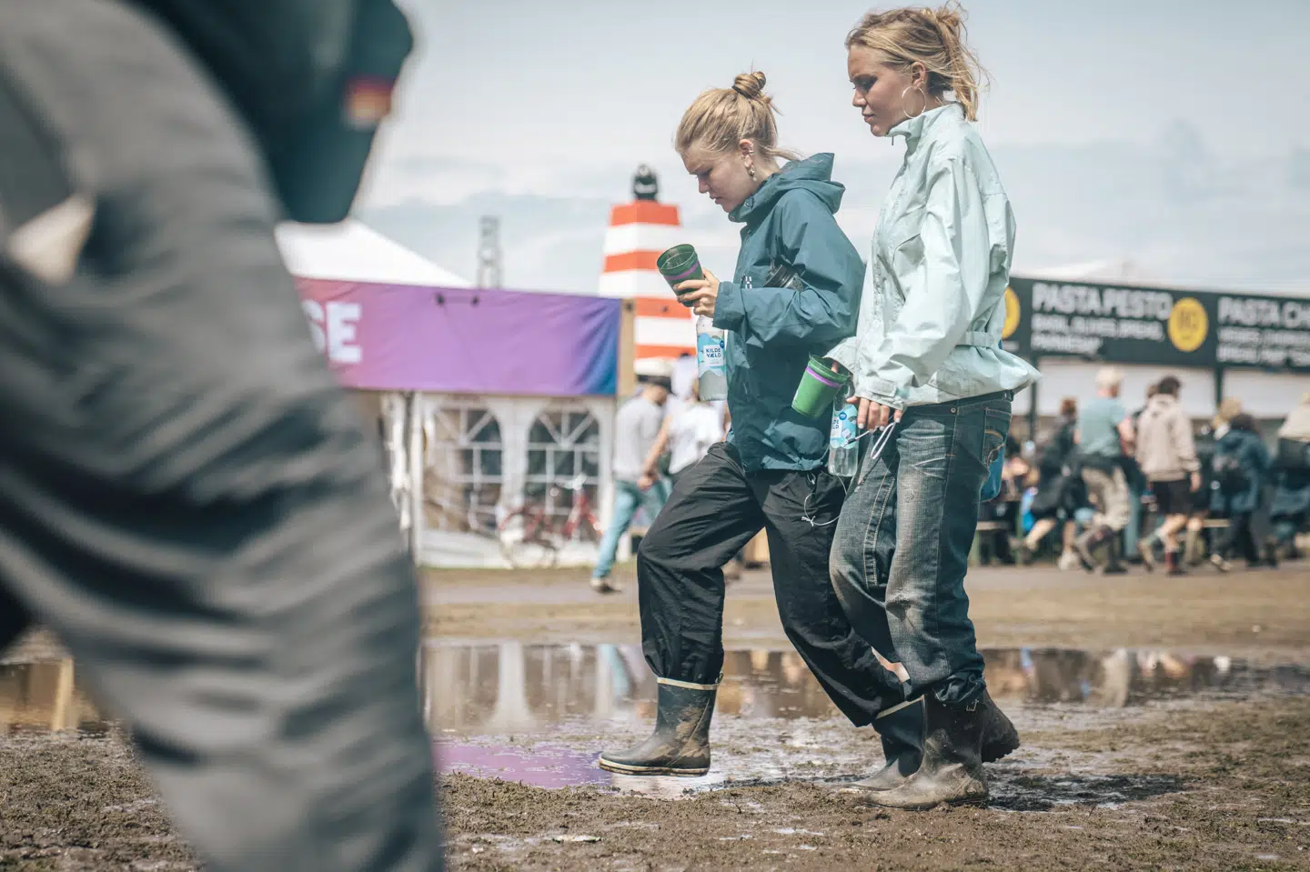 Gæsterne på årets Roskilde Festival har været ramt af regn. På et tidspunkt blev Apollo-scenen lørdag aften afspærret for publikum, men blev senere genåbnet.
