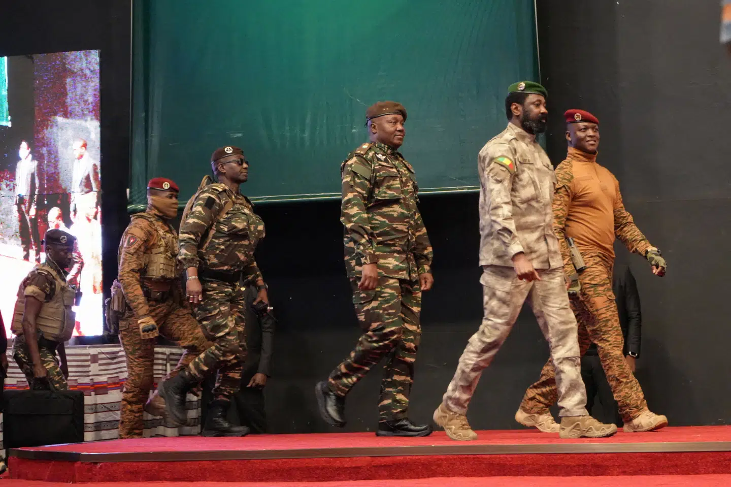 Militærregeringerne i Niger, Mali og Burkina Faso er gået sammen i en konføderation kaldet Alliancen af Sahel Stater (AES). De indgik ved et topmøde i juli, hvor billedet er fra, en forsvarsalliance, og vender i stigende grad Vesten ryggen.