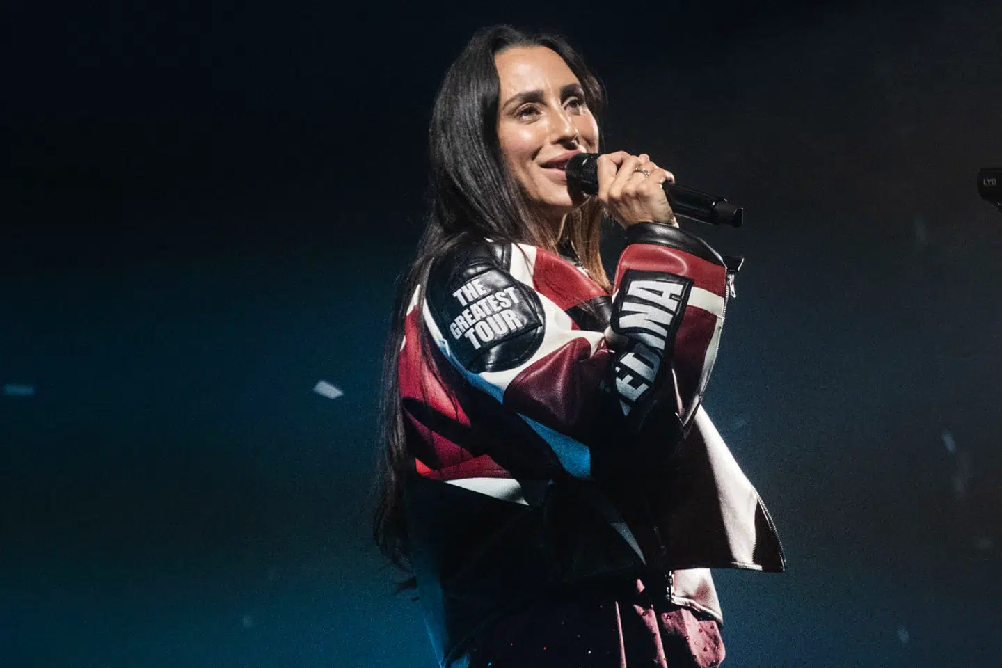 Medina var ét stort smil, da hun lørdag nat lukkede og slukkede Roskilde Festival 2024.