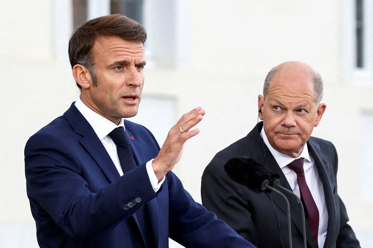 Den franske præsident, Emmanuel Macron, betegnes modsat højrefløjspartiet National Samling (RN) som proeuropæisk. Her ses han med den tyske leder, Olaf Scholz. (Arkivfoto).