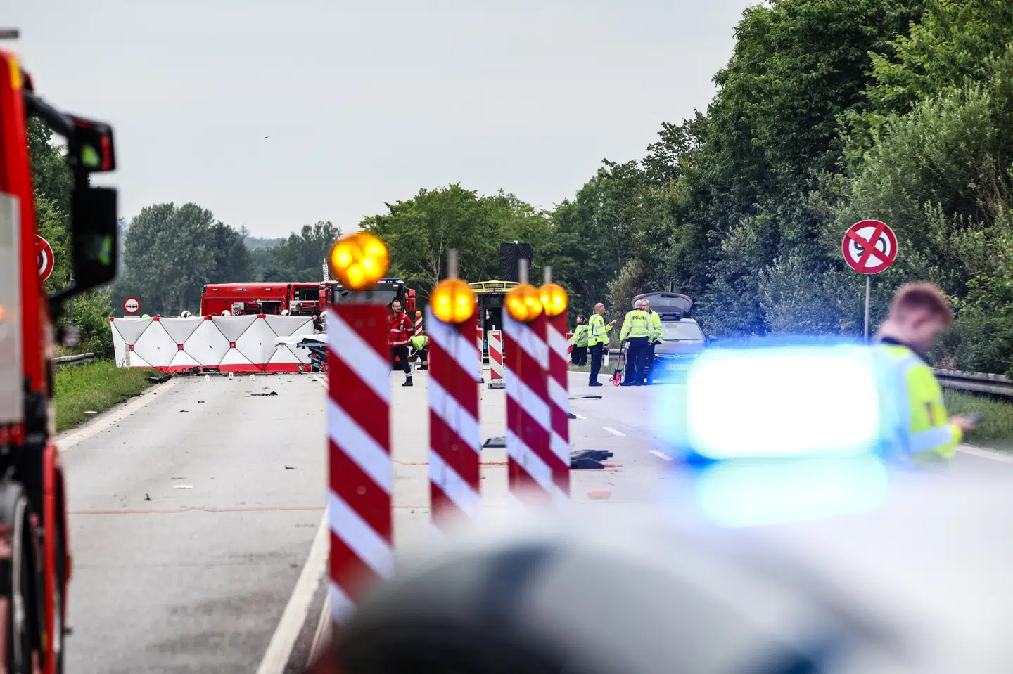 Lidt efter klokken 06 lørdag morgen fik Nordsjællands Politi en anmeldelse om en alvorlig trafikulykke på Hillerødmotorvejens forlængelse. Tre personer omkom i ulykken.