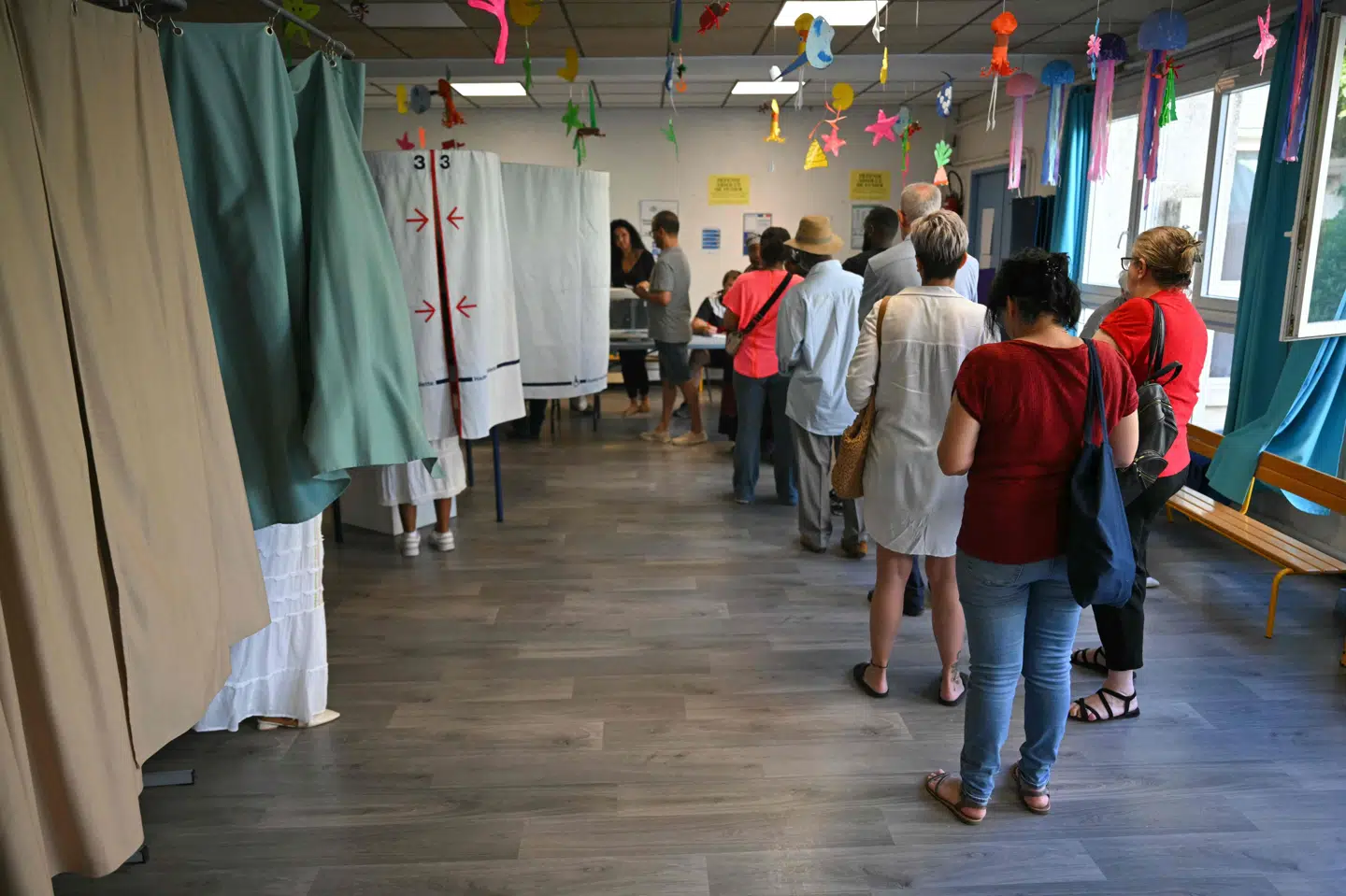 Vælgere står i kø til at stemme ved et valgsted i Marseille. Valgdeltagelsen er ved middagstid den højeste i 43 år, oplyser det franske indenrigsministerium.