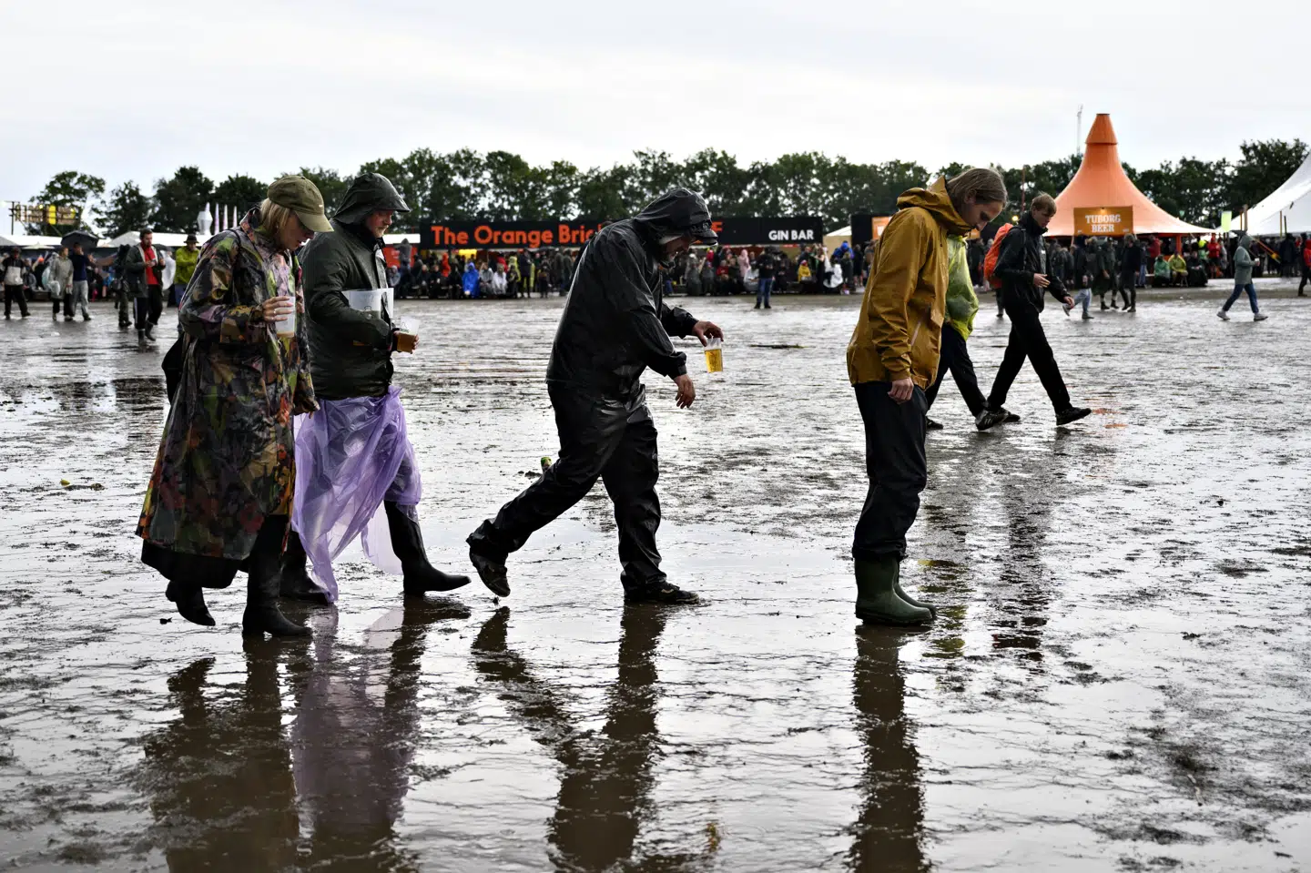 Regnvejret gav store vandpytter flere steder på festivalpladsen. (Arkivfoto).
