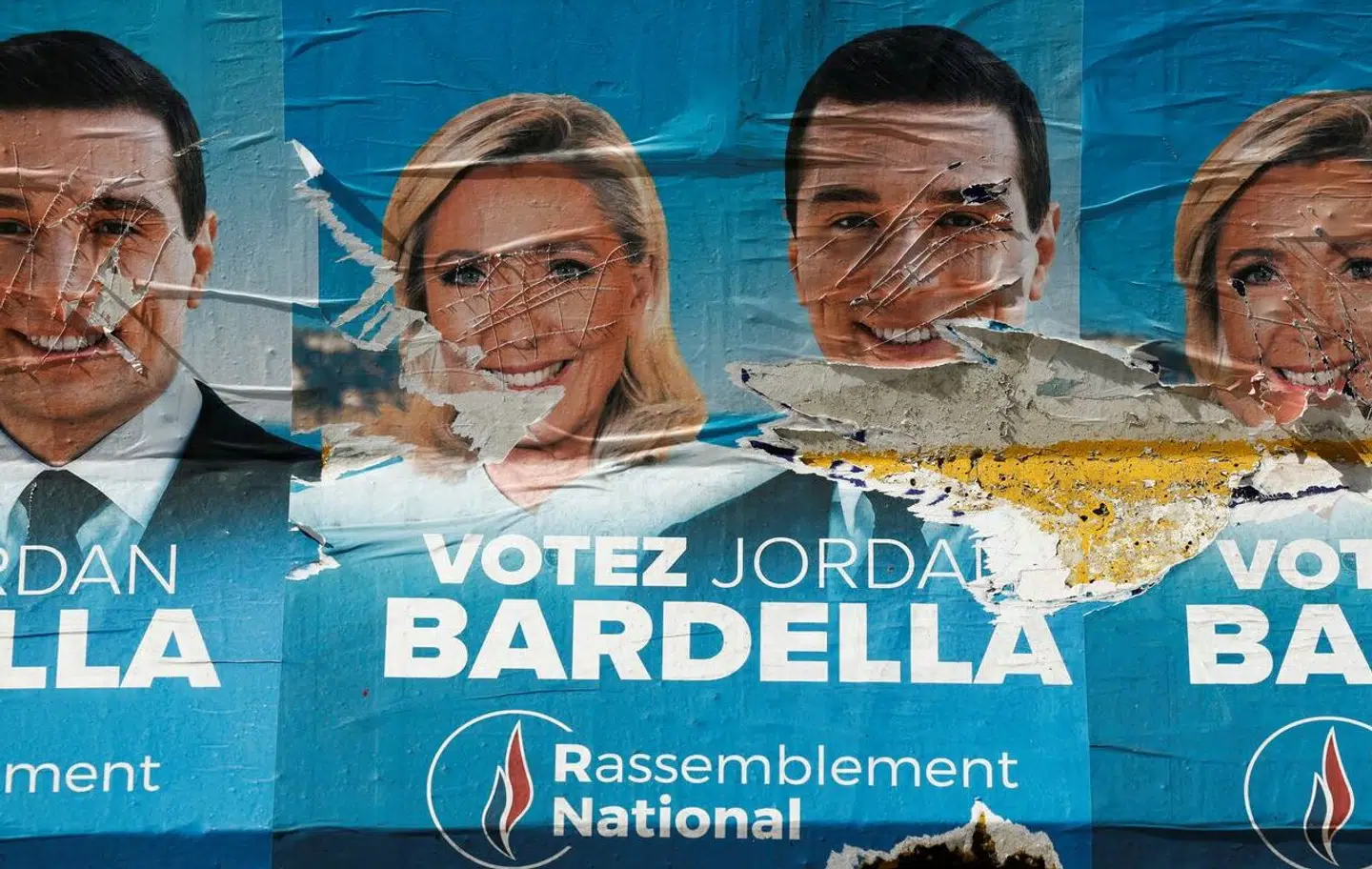 En vandaliseret valgplakat med Marine Le Pen og Jordan Bardella i Paris, hvor de to ikke er populære.