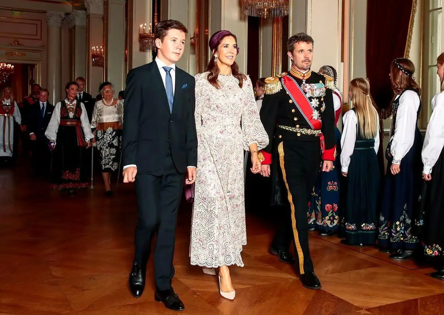 Prins Christian har gennem de seneste år haft flere og flere officielle pligter. Her ses han sammen med sine forældre i slutningen af august ved den norske prinsesse Ingrid Alexandras konfirmation.