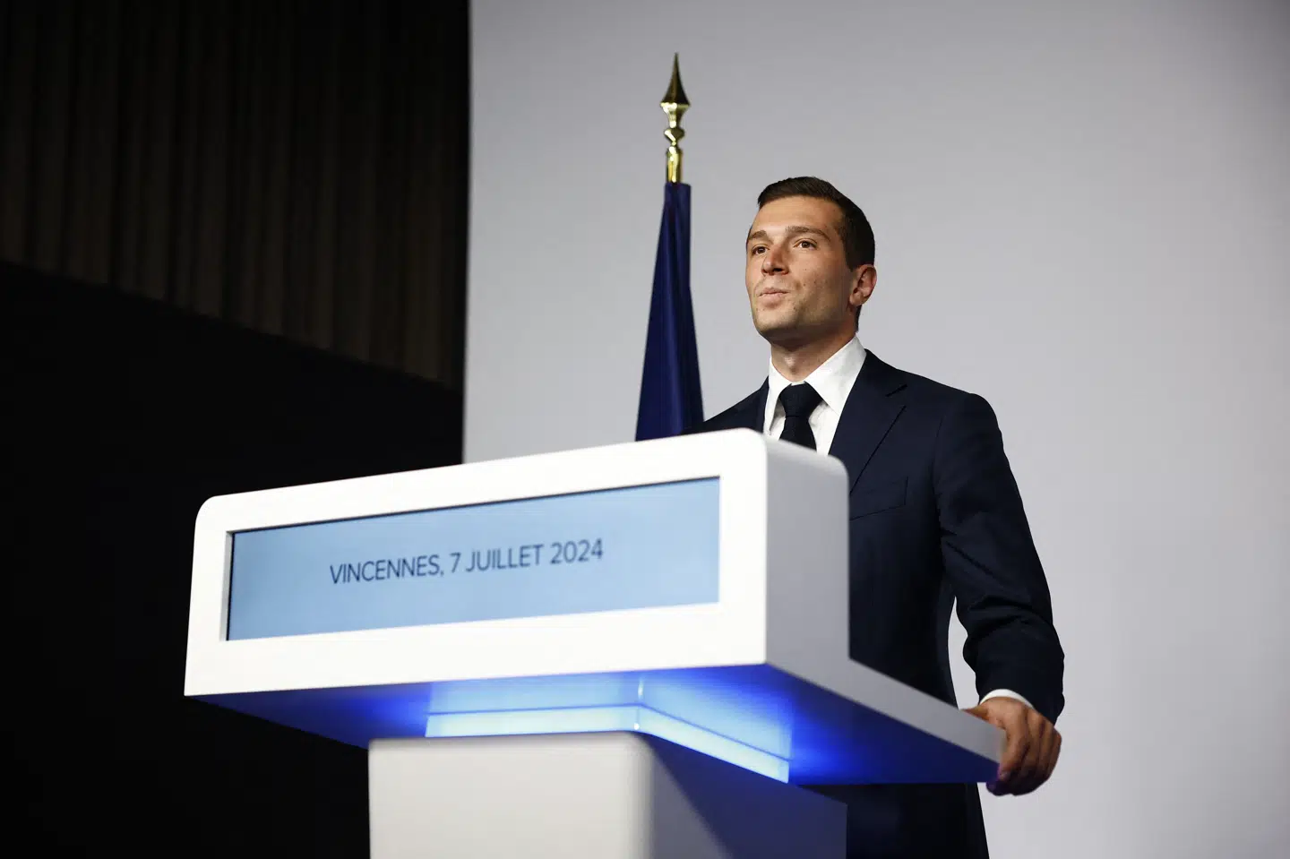 Jordan Bardella, som er leder af det franske højrefløjsparti National Samling, udtrykker dyb skuffelse, efter at de første prognoser ved søndagens valg til Nationalforsamlingen viser, at partiet står til betydeligt færre mandater end ventet.