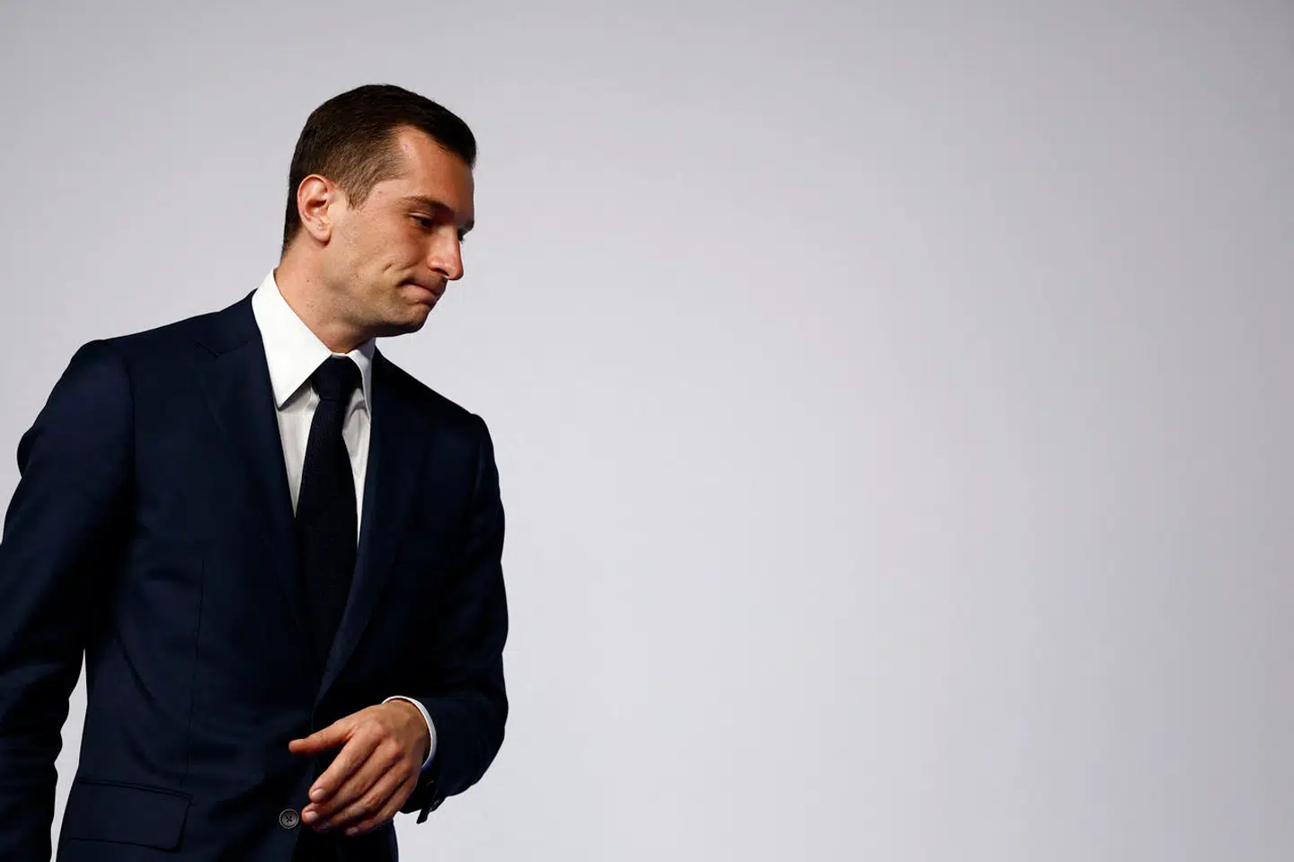 Jordan Bardella på scenen efter han har modtaget nyheden om de skuffende exitpolls.