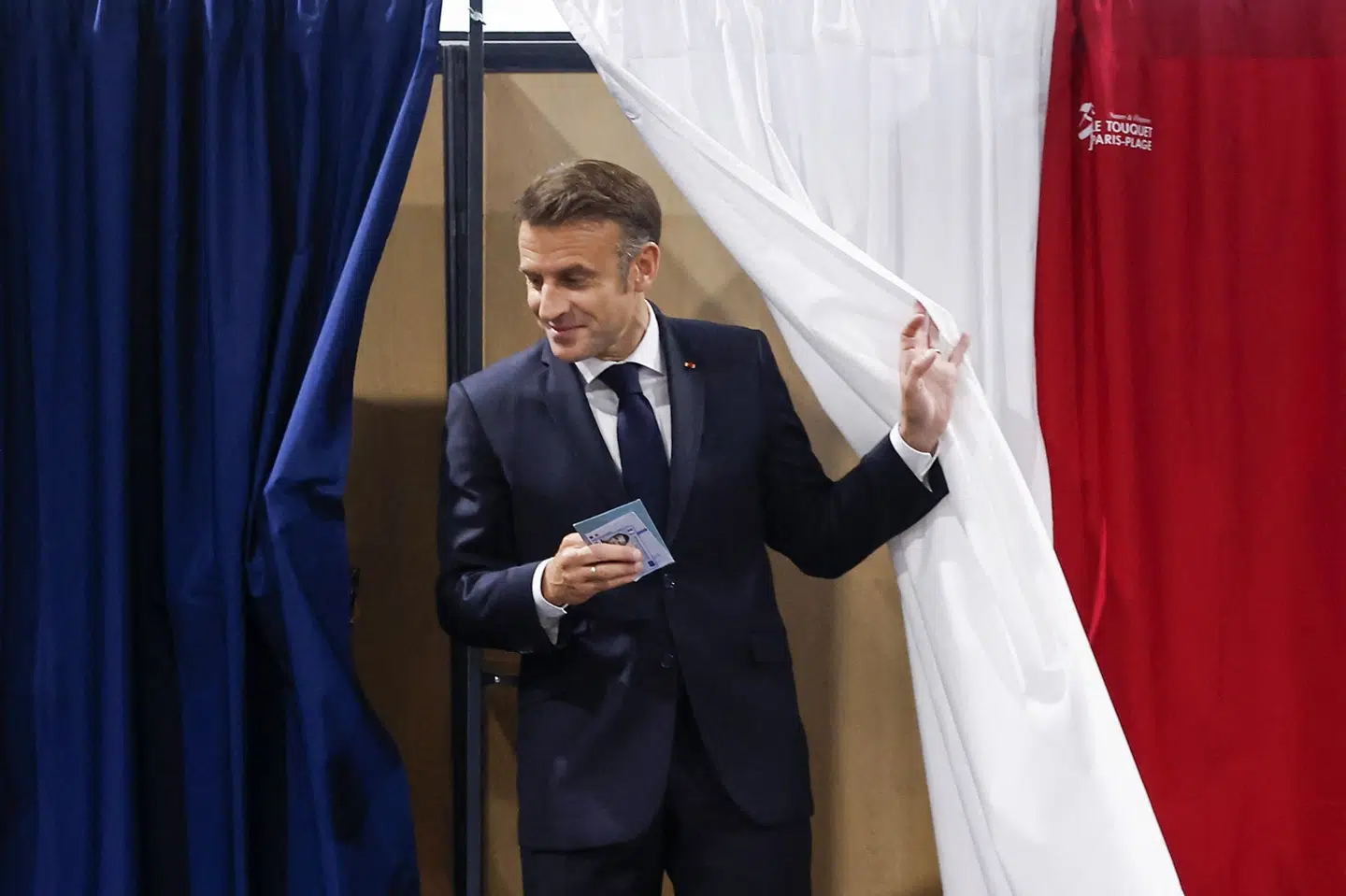 Den franske præsident Emmanuel Macrons valgalliance, Ensemble, ser ud til at blive nummer to ved anden runde i det franske parlamentsvalg. Her ses Macron stemme tidligere søndag.