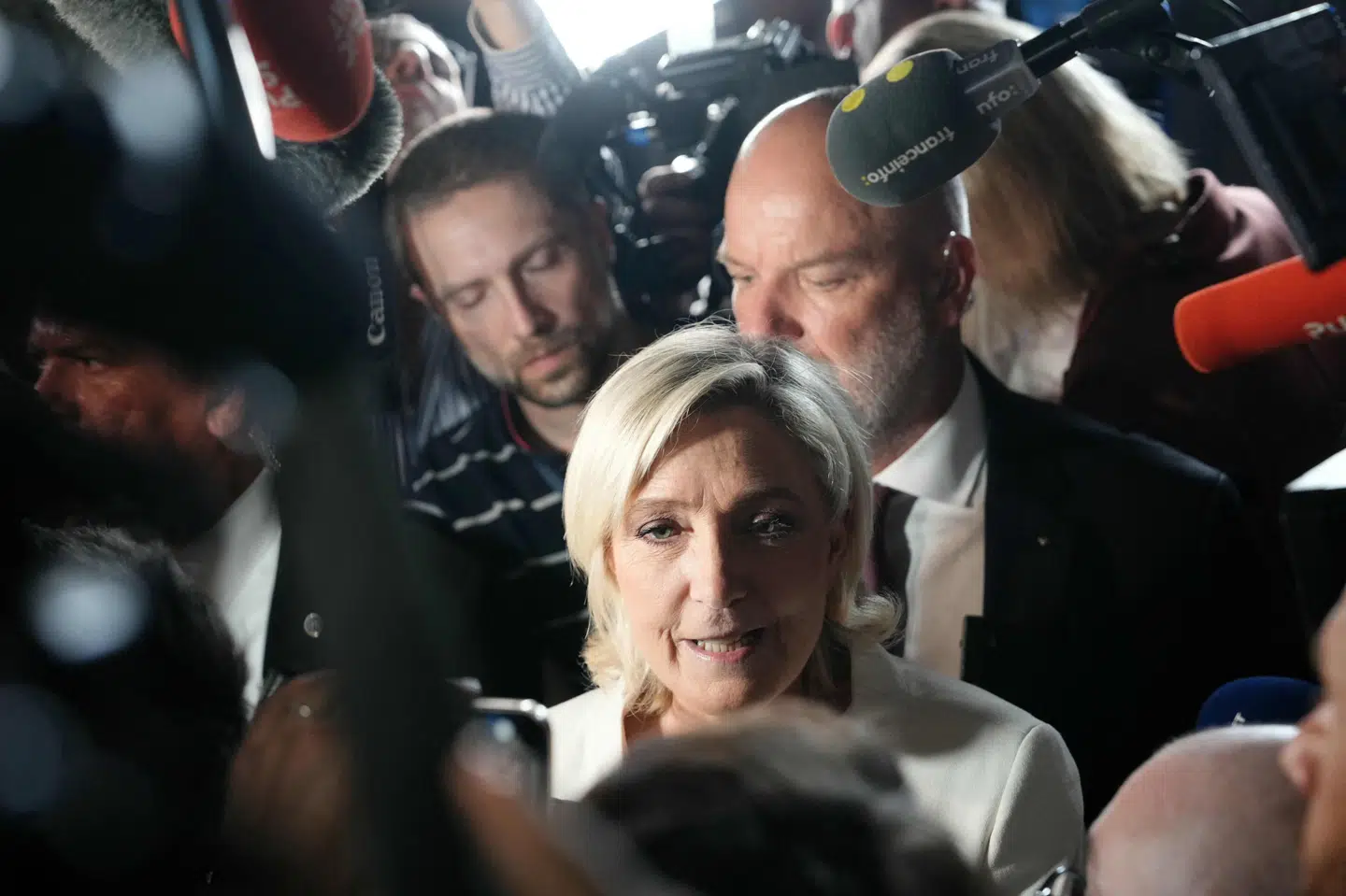 Højrefløjspartiet National Samling ud til at lide et overraskende nederlag ved det franske parlamentsvalg. Her ses partiets måske største politiske figur, Marine Le Pen.