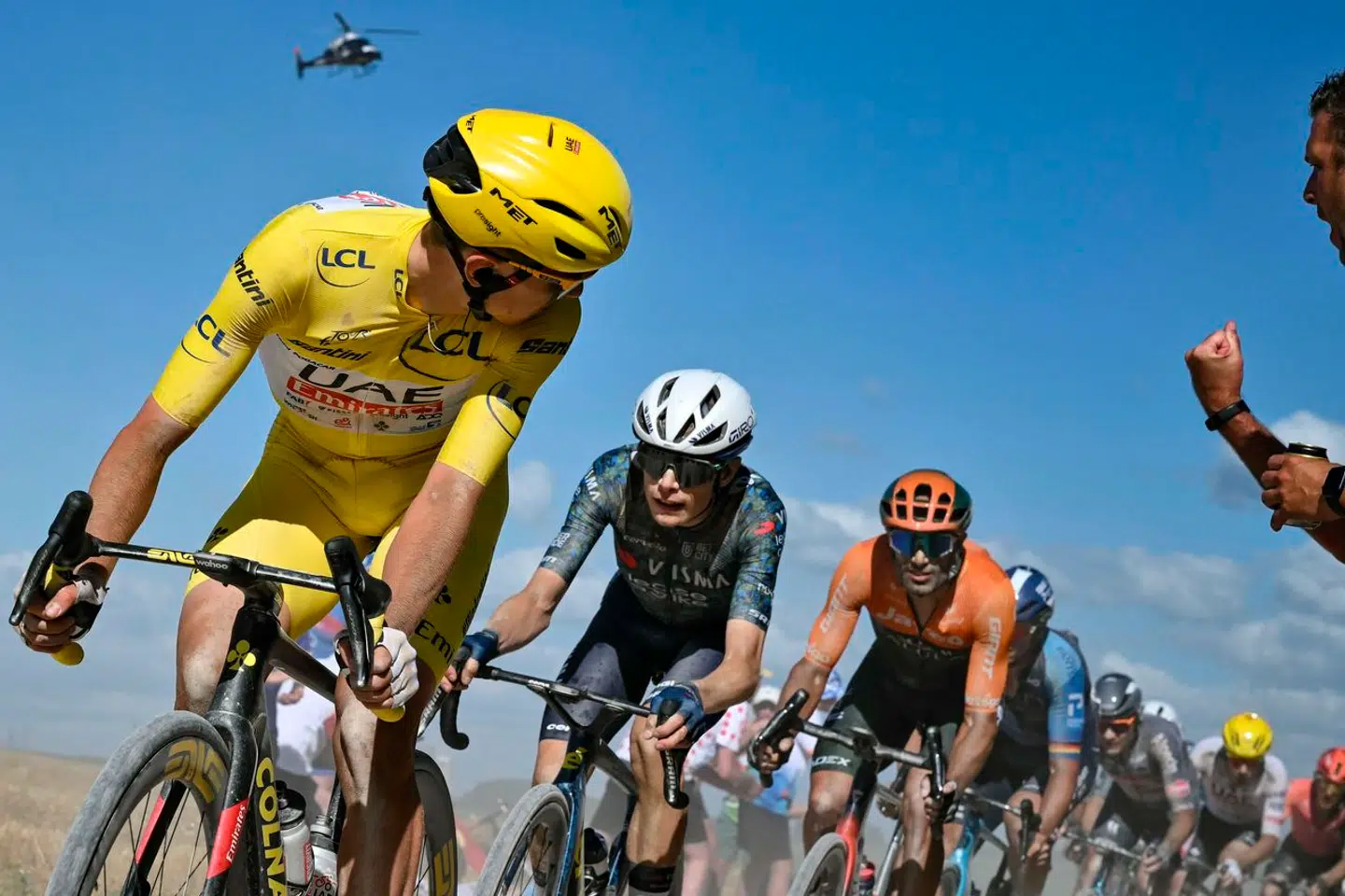 UAE Team Emirates' slovenske rytter Tadej Pogacar, iført den gule trøje, kigger tilbage, mens han cykler foran Team Visma – Lease a Bikes danske rytter Jonas Vingegaard på en grusstrækning under 9. etape af den 7. juli 2024.