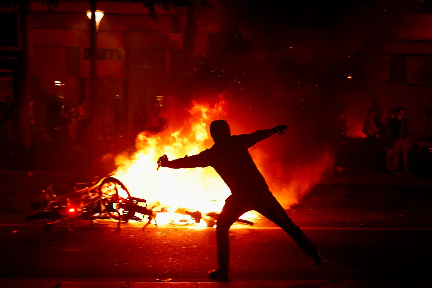 En demonstrant kaster et projektil på valgnatten tæt på Place de la République i Paris.