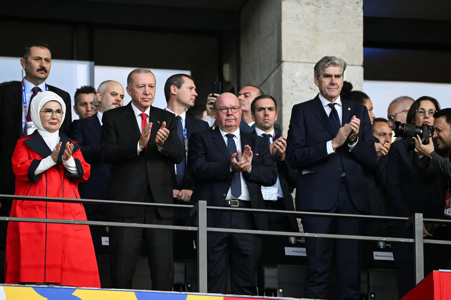 Her ses Jesper Møller i midten med præsident Erdogan og hans kone på den ene side og Hollands premierminister Dick Schoof på den anden side.