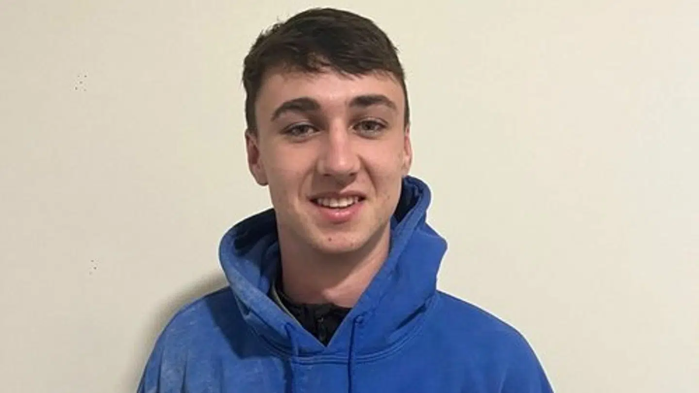 Den 19-årige britiske teenager Jay Slater forsvandt under en ferie på den spanske ø Tenerife, og var eftersøgt i næsten en måned før hans lig blev fundet. Han skal begraves den 10. august i Storbritannien.