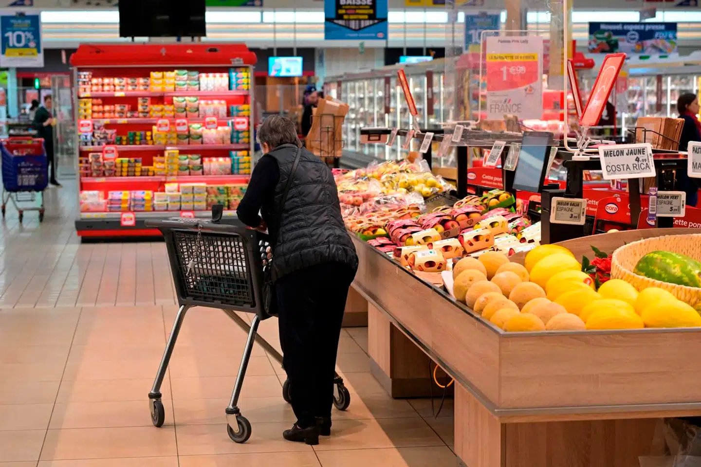 Mange forbrugere i både USA og Europa har fået nok af de evindelige prisstigninger. De vil ikke betale og skærer i stedet ned på forbruget – eller produkterne væk. Her købes der ind i et supermarked i Pace, uden for Rennes i Frankrig.