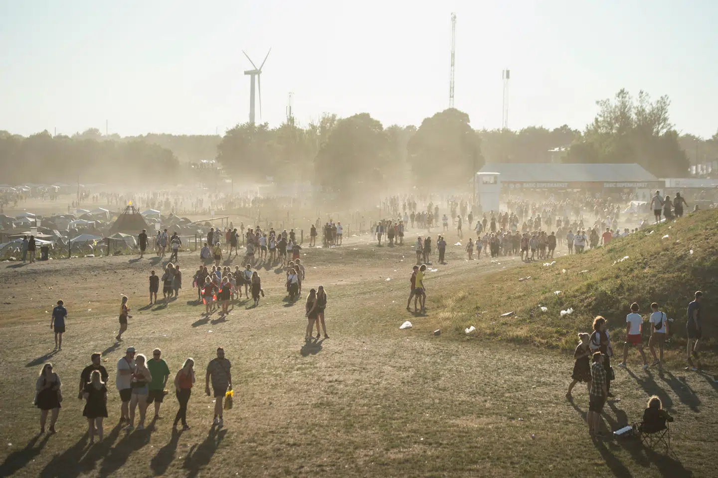 (ARKIV) Folk vandrer mod East City for at se VM kamp på stormskærm på Roskilde festival den 1. juli 2018. Danske festivaler forsøger at afbøde de værste konsekvenser af tørken. Tiltagene skal modvirke teltbrande, støvskyer og dehydrering blandt gæster. Det skriver Ritzau, mandag den 23. juli 2018.. (Foto: Sofie Mathiassen/Ritzau Scanpix)