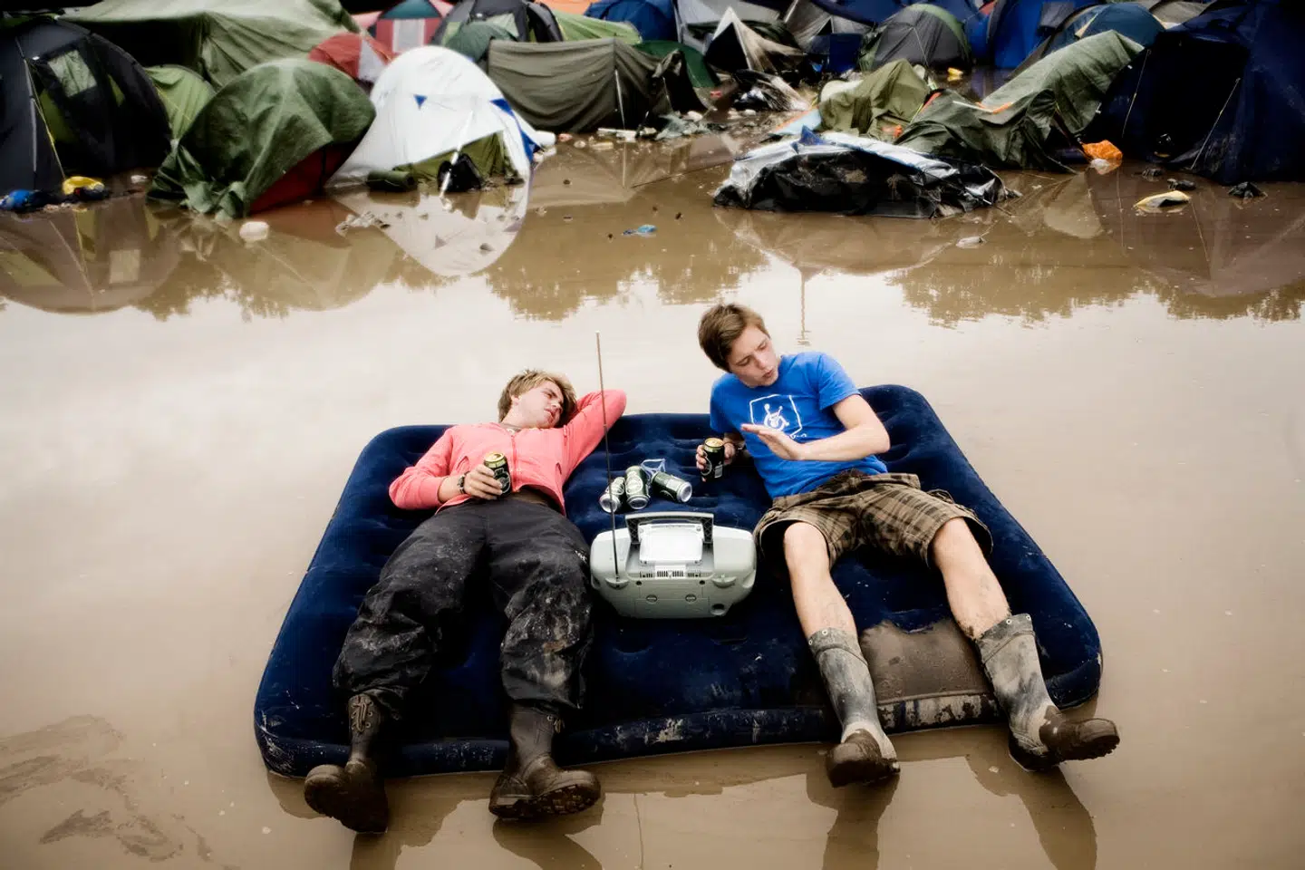 Roskilde Festival 2007. Ole Kristian Tjømøe and Alexander Dobrowen Fløtre lytter til musik på deres flydende madras.