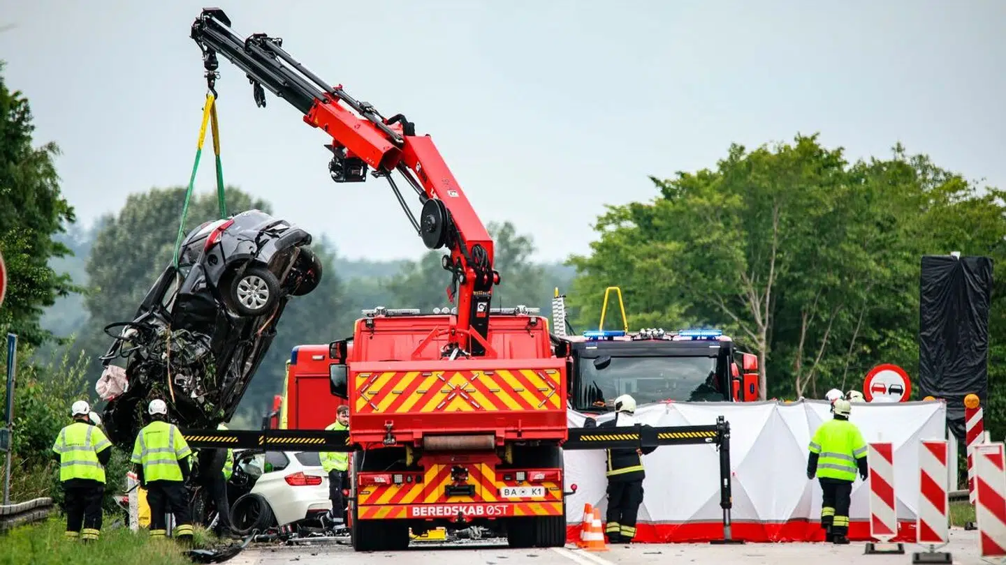 Lørdag omkom tre personer i en voldsom ulykke, da to biler kolliderede i et frontalsammenstød på Hillerødmotorvejens forlængelse.
