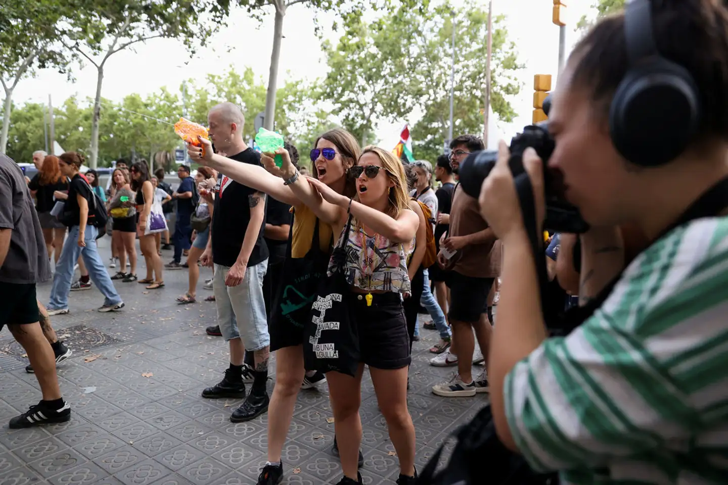 For flere restaurantgæster blev det en våd omgang i Barcelona, hvor demonstranter havde medbragt vandpistoler.