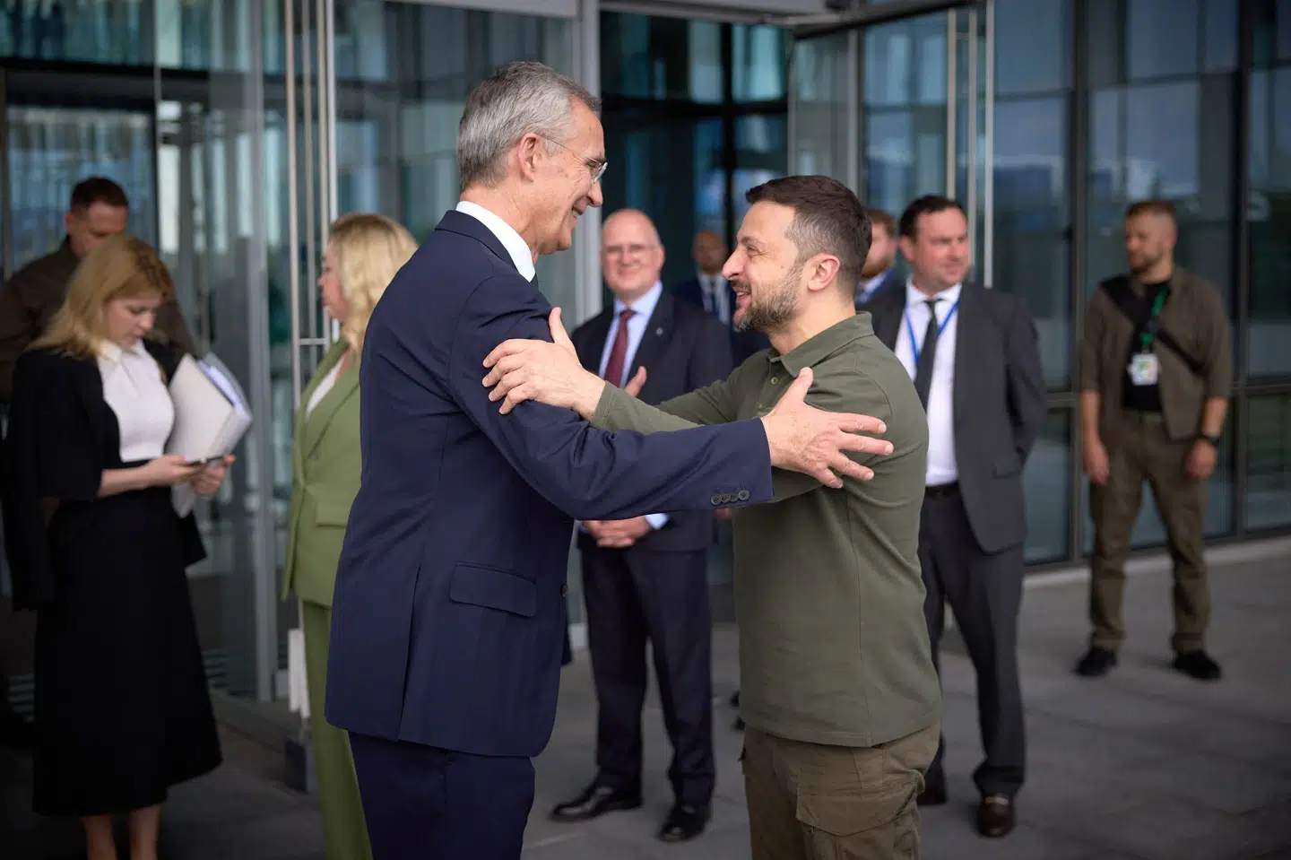 Natos generalsekretær, Jens Stoltenberg, har forsøgt at forberede Ukraines præsident, Volodymyr Zelenskyj, på, at Ukraine igen må rejse hjem fra et Nato-topmøde uden en konkret invitation til Nato-medlemskab. Til gengæld ventes Ukraine at få tilsagn om langsigtet militærhjælp (Arkivfoto).