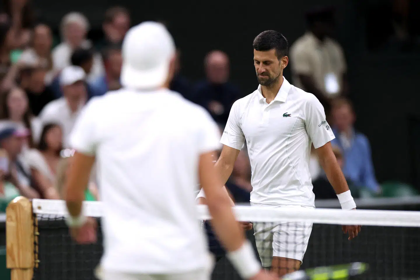 Novak Djokovic var stærkt spillende, da han sikkert sendte Holger Rune ud af Wimbledon.