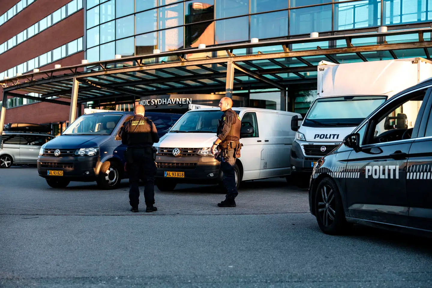 Her ses politiet på stedet.