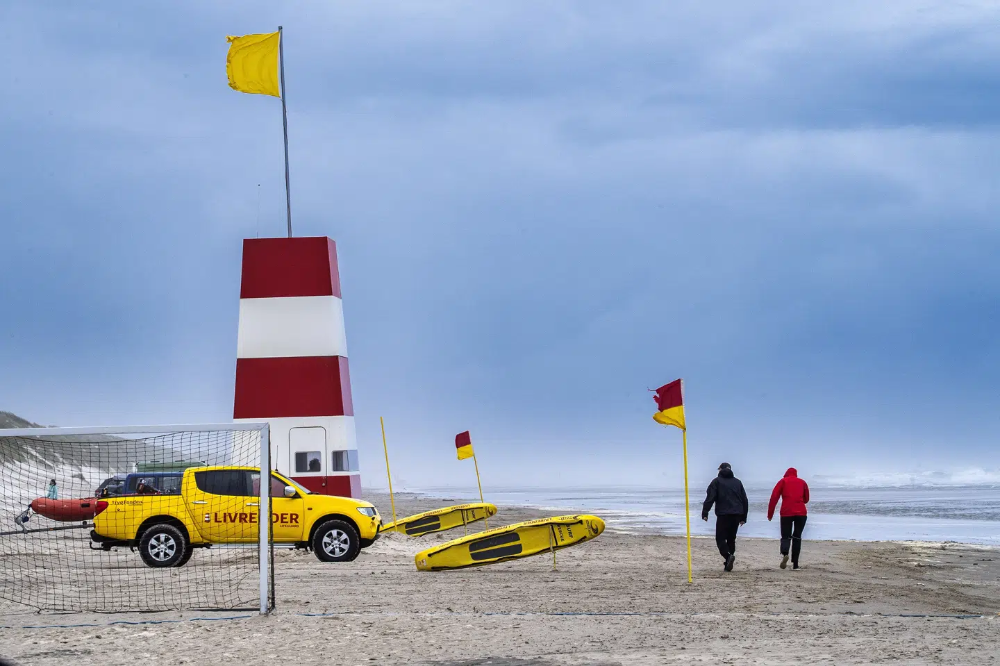 Selv om sommervejret ikke viser sig fra sin bedste side, er der stadig mange mennesker, der bruger strande og vandet til forskellige aktiviteter. TrygFonden Kystlivredning opfordrer til at bruge strande med livreddere, fordi selv erfarne sportsfol og svømmere kan få problemer. (Arkivfoto).